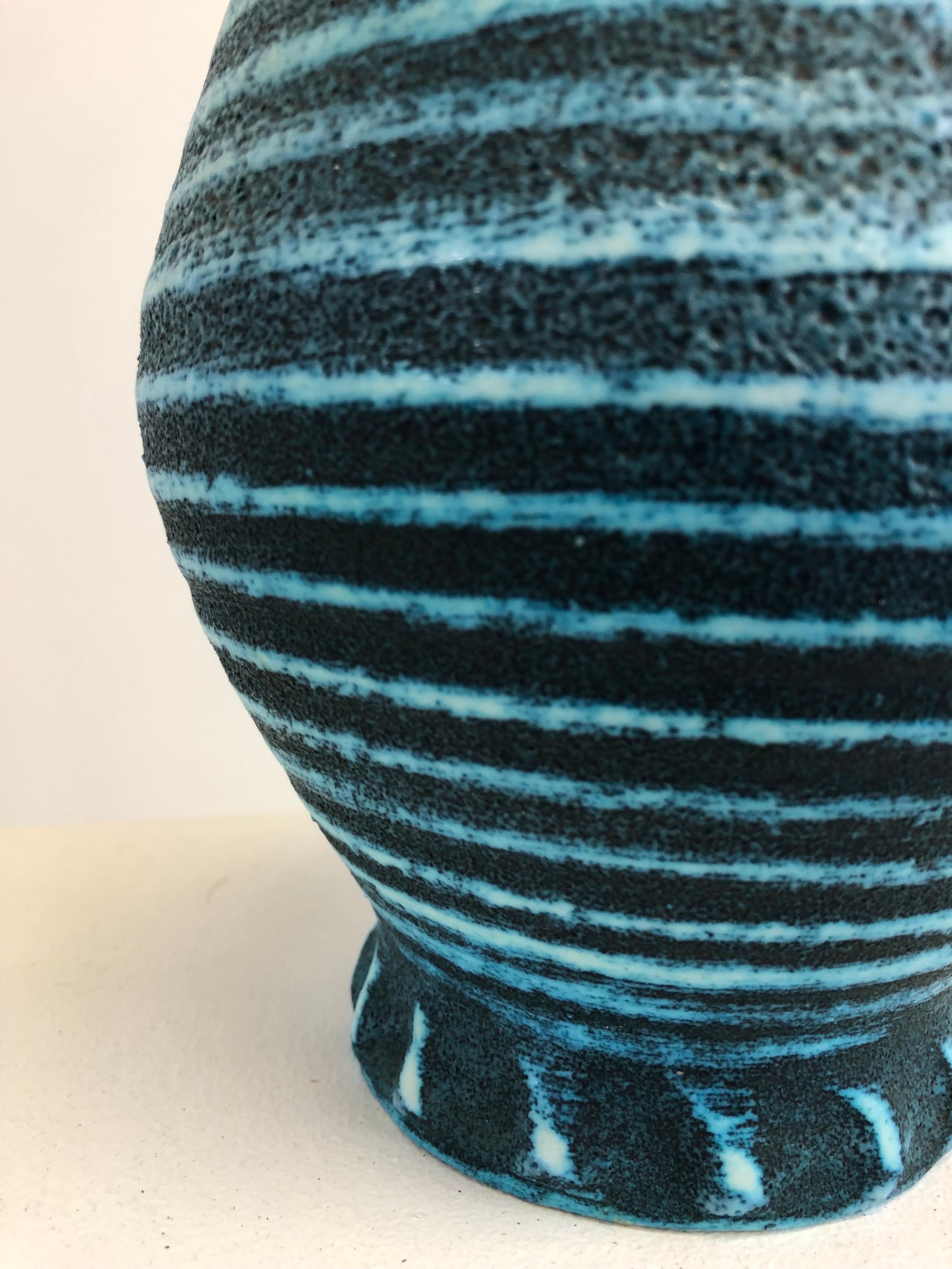 Français Accolay 1960 Vase en céramique bleu gauloise de style français du milieu du siècle