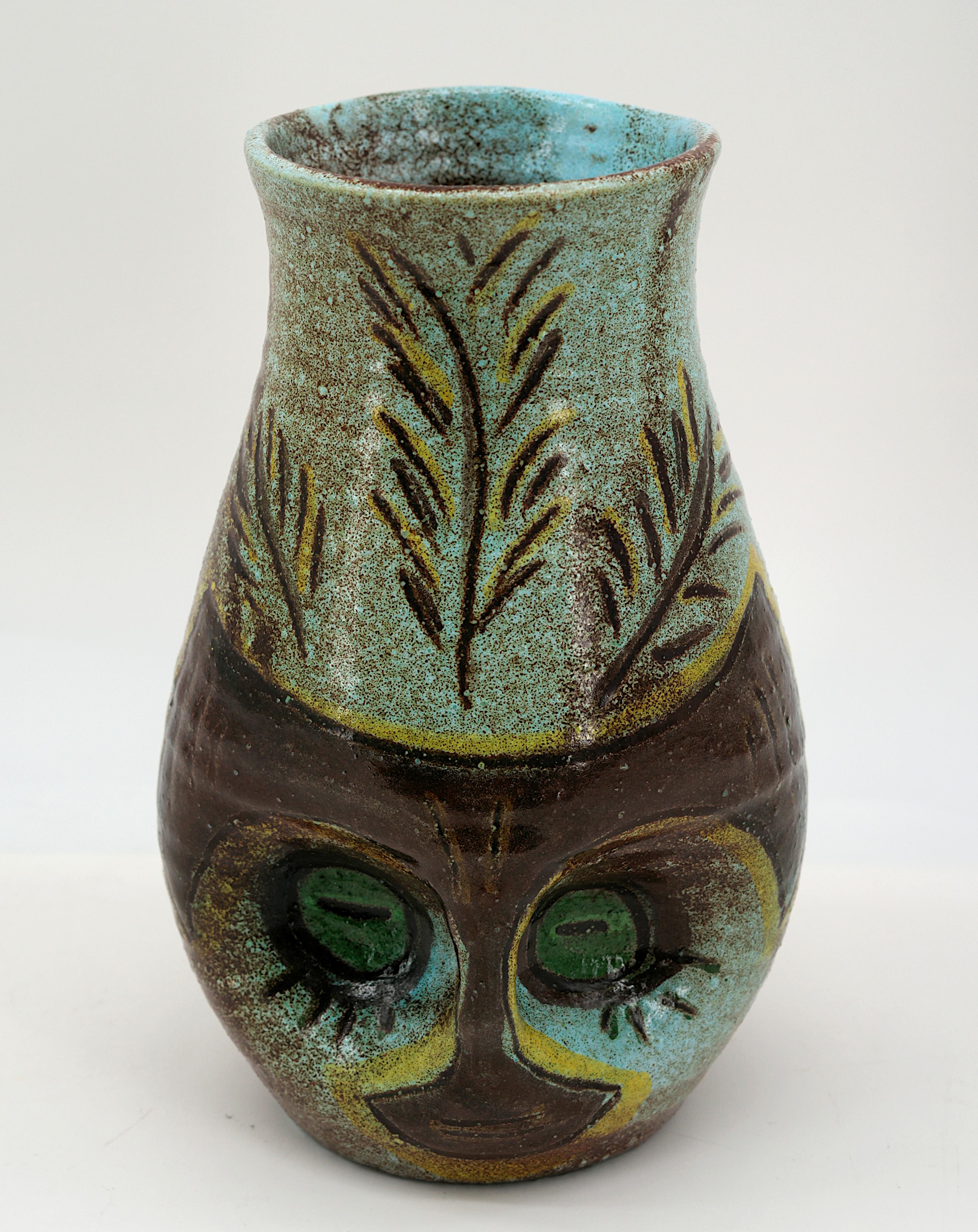 Französische anthropomorphe Vase aus der Mitte des Jahrhunderts von Accolay, Frankreich, 1950er Jahre. Anthromorphe Vase mit zwei gegenüberliegenden Gesichtern in pflanzlichem Dekor. Maße: Höhe: 25,4 cm (10