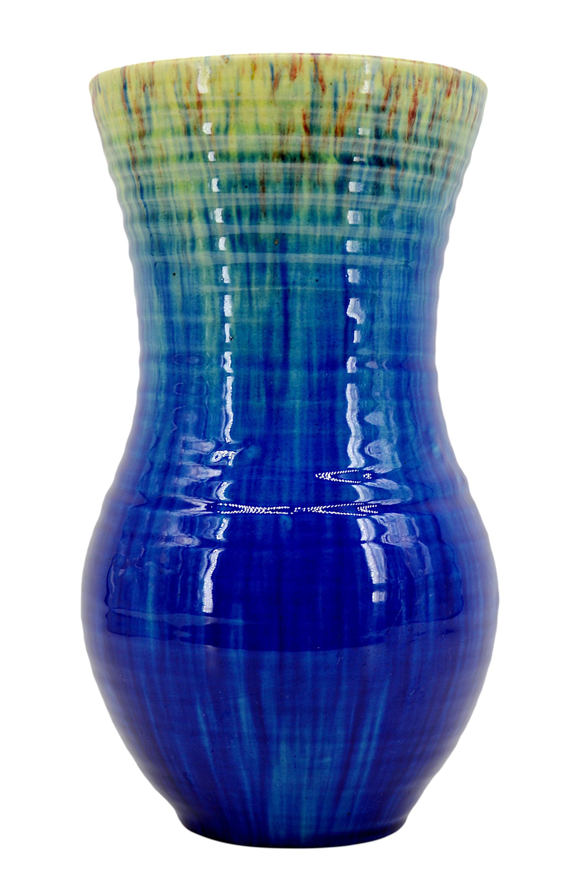 Französische Vase aus der Mitte des Jahrhunderts von Accolay, Frankreich, 1950er Jahre. Blaue, gelbe (in manchen Teilen grüne) und braune Vase. 
Maße: Höhe: 28,3 cm (11,15