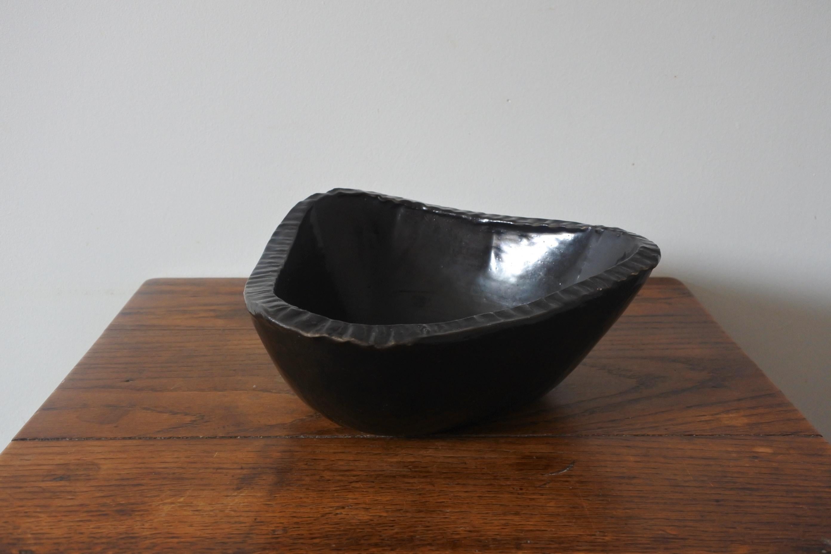 Ceramic triangular freeform dish from France.
Black glazing.
Made by Accolay in the 1950s.
Signed 