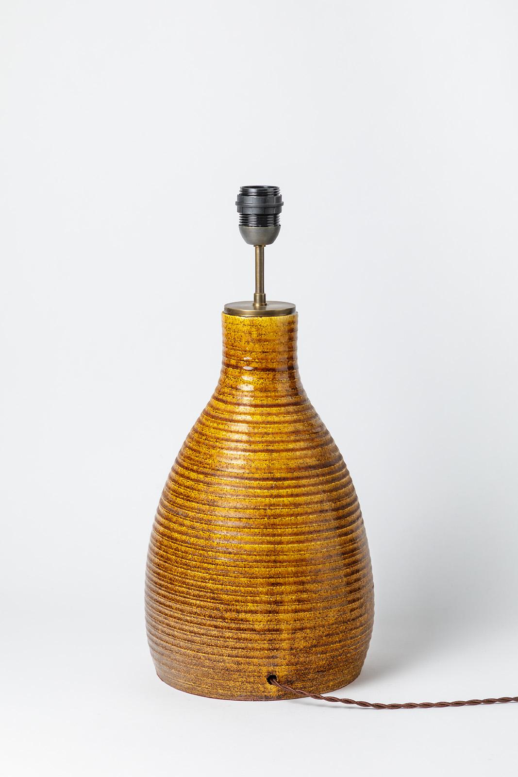 Braune Keramik-Tischlampe mit Ton-Akzent und Blumendekor aus der Mitte des Jahrhunderts, um 1970 (Moderne der Mitte des Jahrhunderts) im Angebot