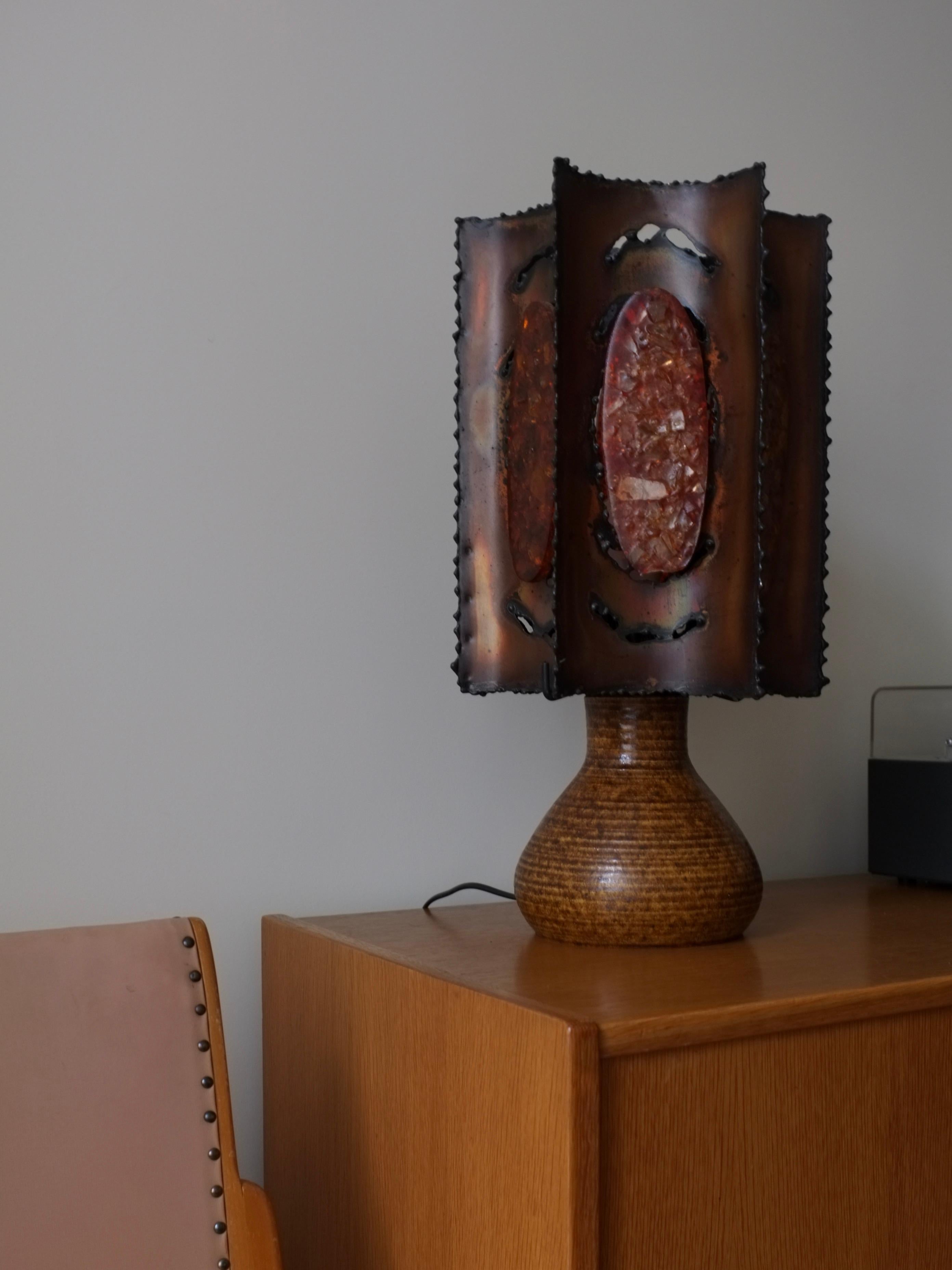 Vintage Accolay brutalist ceramic table lamp with metal shade and amber color resin decorations.
Dimensions - H(total/shade) 49/33 cm, D(base/shade) 16/26 cm.