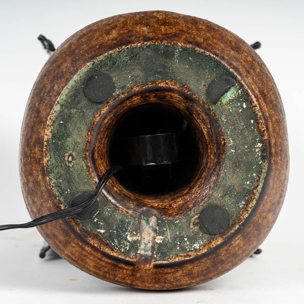 20ième siècle Lampe de table en céramique et métal Accolay, 20e siècle. en vente