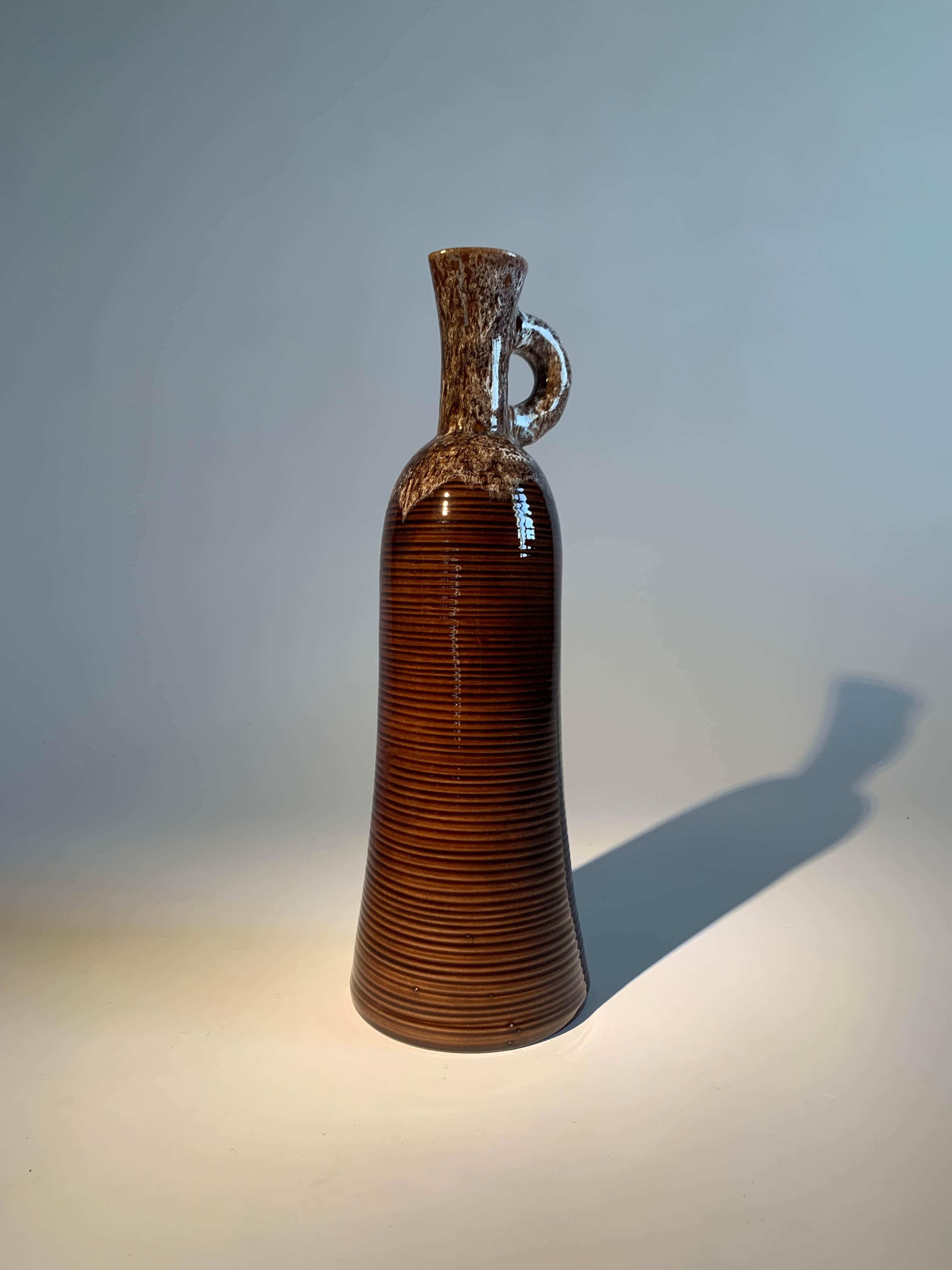 Diese glasierte Keramik von Accolay ist faszinierend, da sie die Anfänge ihrer Entstehung markiert. Es wird in dem wichtigen Buch über Keramik 