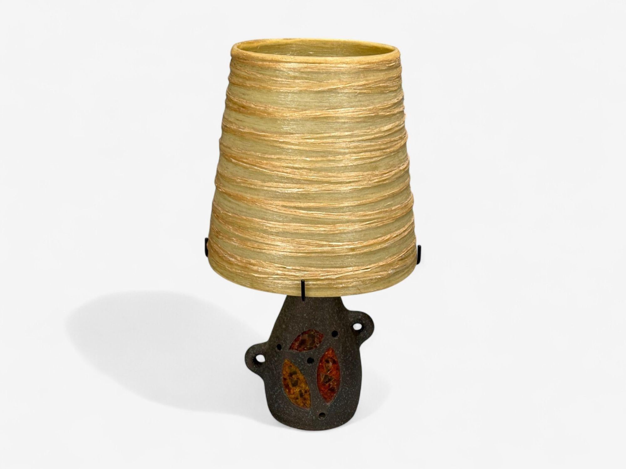 Accolay, Ceramica, Stained Glass, Resina filata, Lampada da tavolo, Francia, anni '60 In condizioni buone in vendita a Manhasset, NY