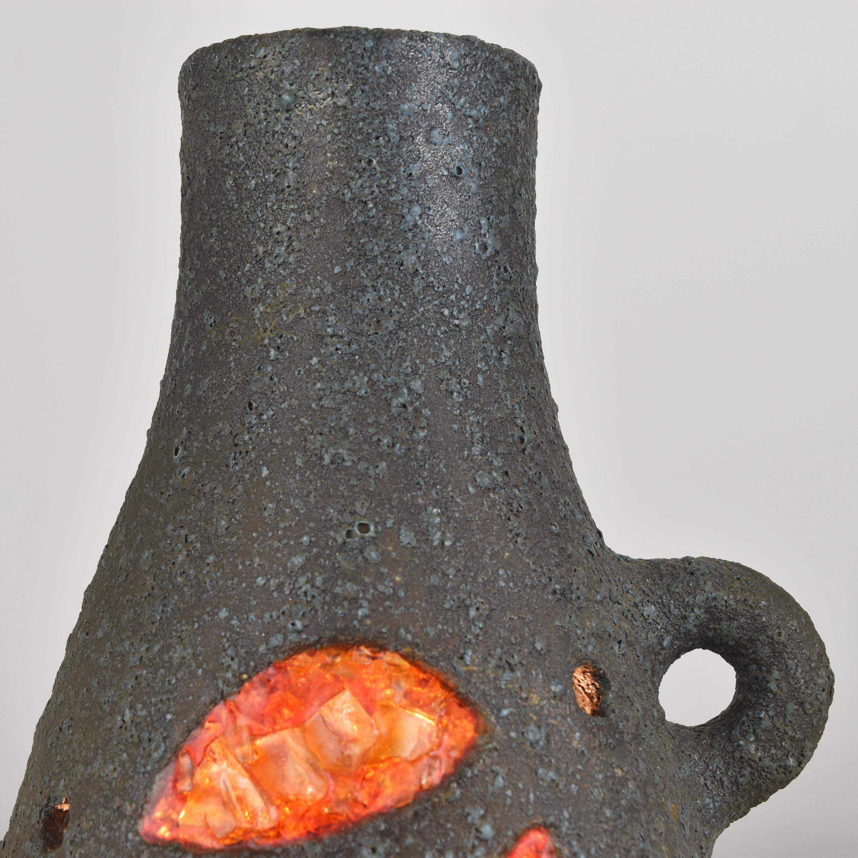 Accolay Lampe de table en céramique avec incrustation de résine Poterie d'art française années 1960 en vente 1