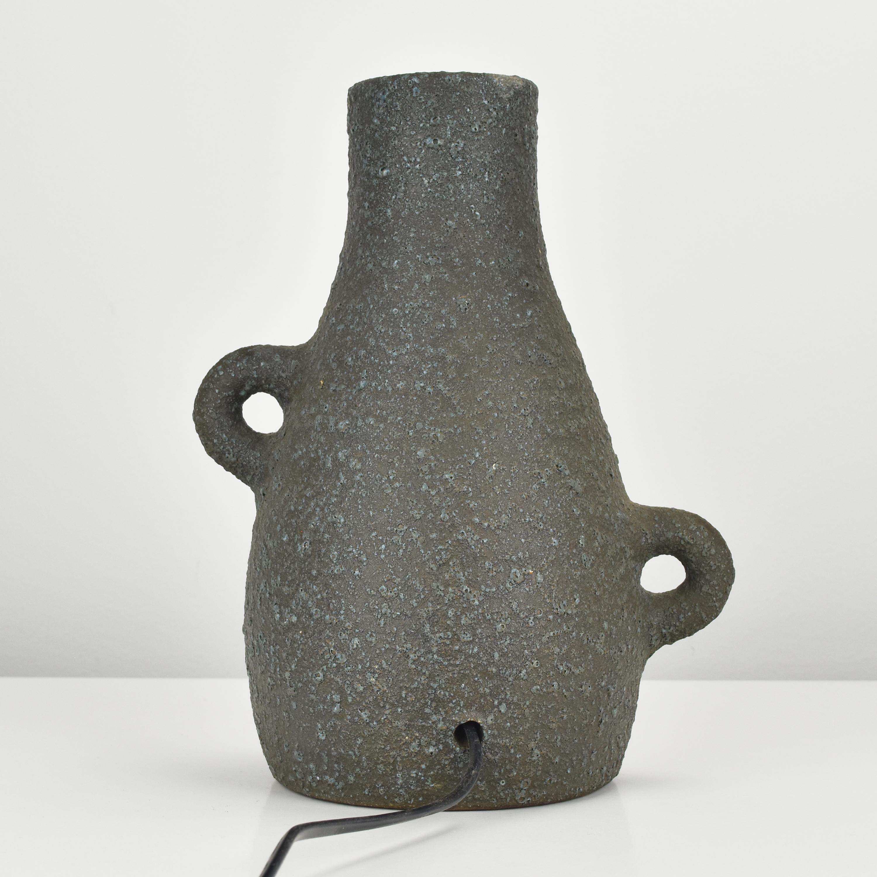 Fait main Accolay Lampe de table en céramique avec incrustation de résine Poterie d'art française années 1960 en vente