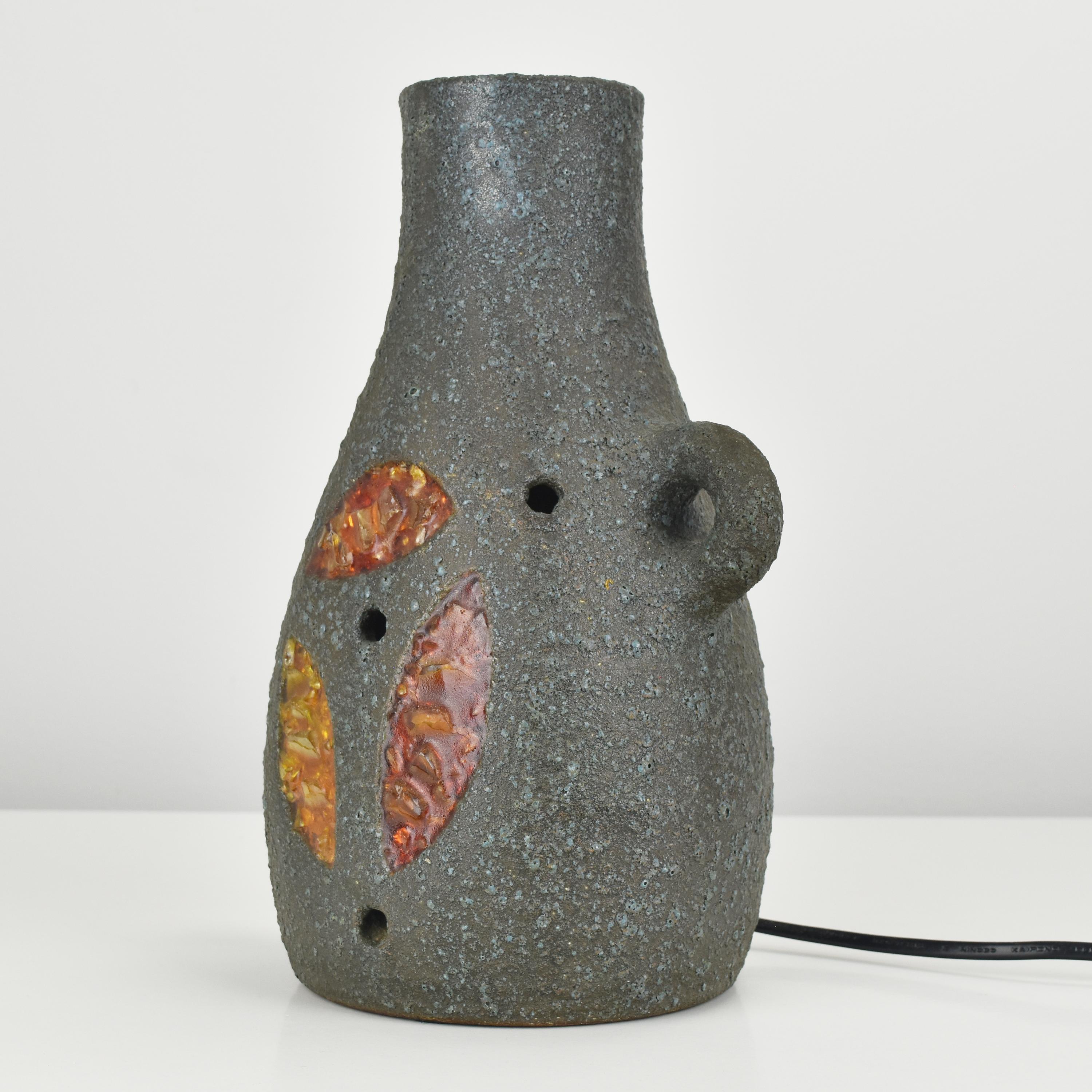 Milieu du XXe siècle Accolay Lampe de table en céramique avec incrustation de résine Poterie d'art française années 1960 en vente