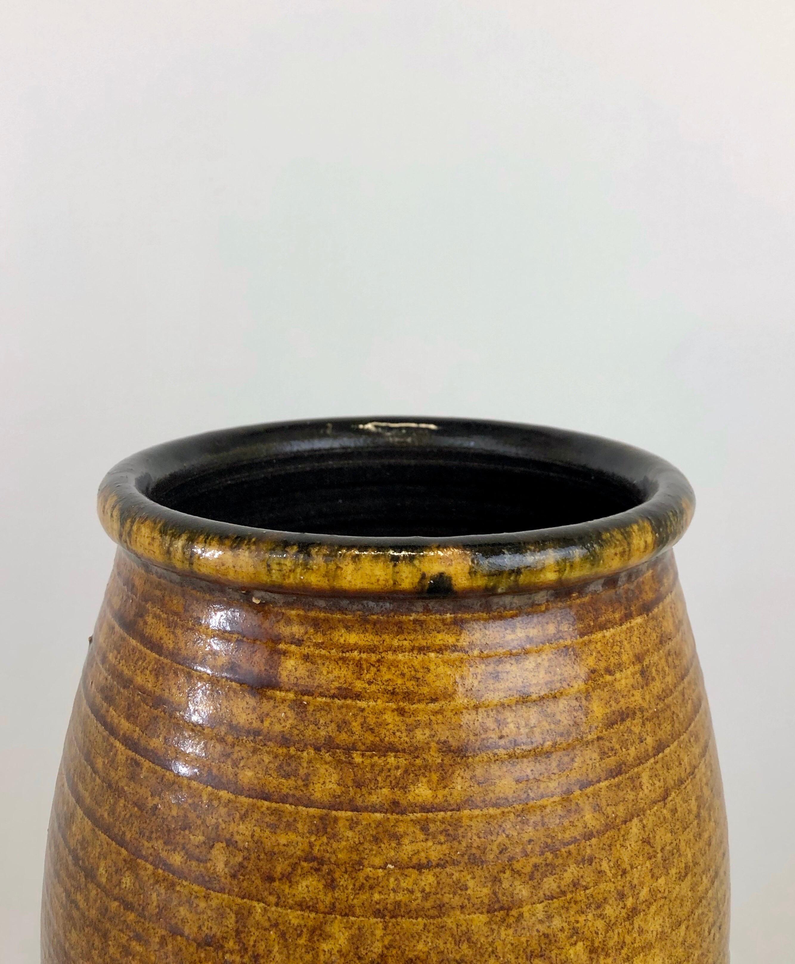 Accolay

Circa 1970

Elegant vase en céramique avec des glaçures de couleur poterie brune.

Signé sous la base

conditions parfaites

Mesures : Hauteur : 24,5 cm 
Diamètre : 21 cm.