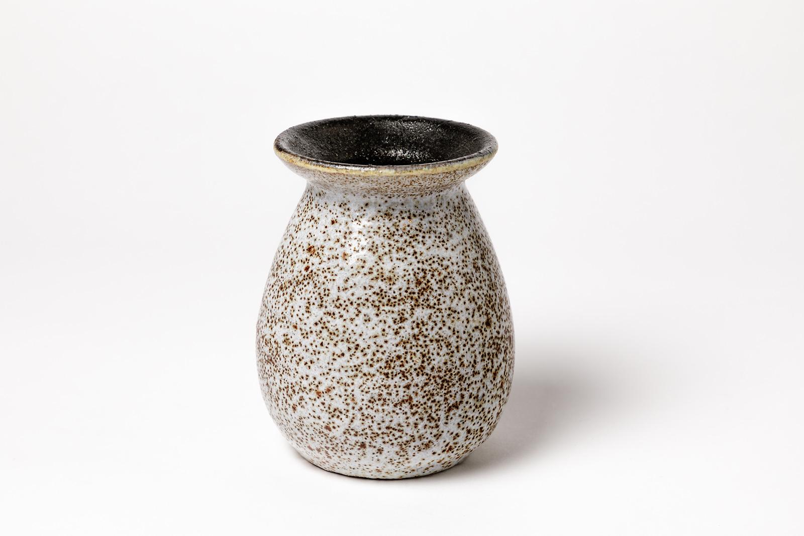 Accolay

Um 1970

Elegante Keramikvase mit grauen und braunen Töpferfarben glasiert.

Signiert unter dem Sockel

perfekte Bedingungen

Höhe : 13cm Groß : 10cm