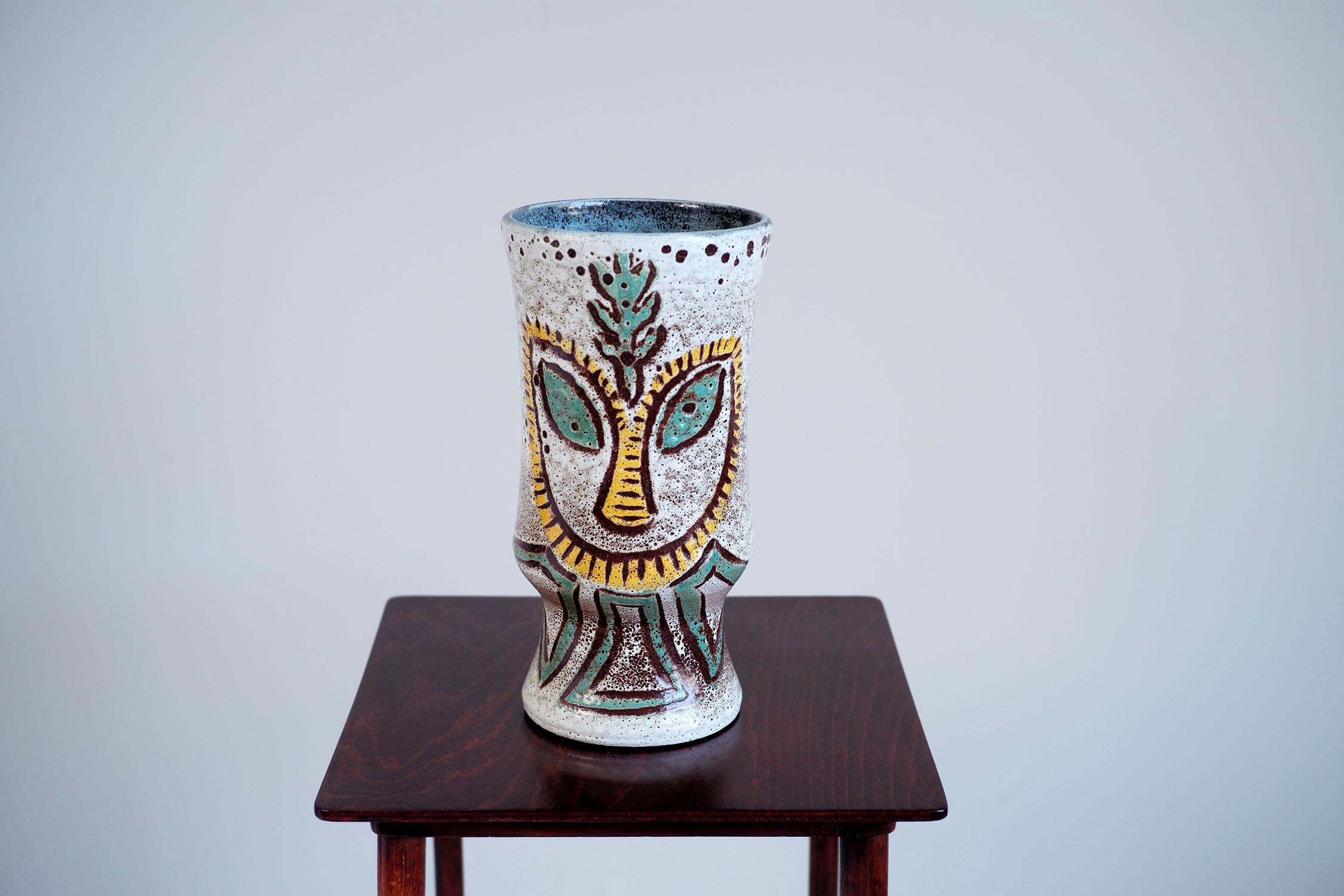 Large vase decorated with ethnic inspiration ceramic spotted, France, 1960. Inca / Aztec inspiration, the two faces are enamelled yellow and green, highlighted with black.
Signed and numbered under the base.