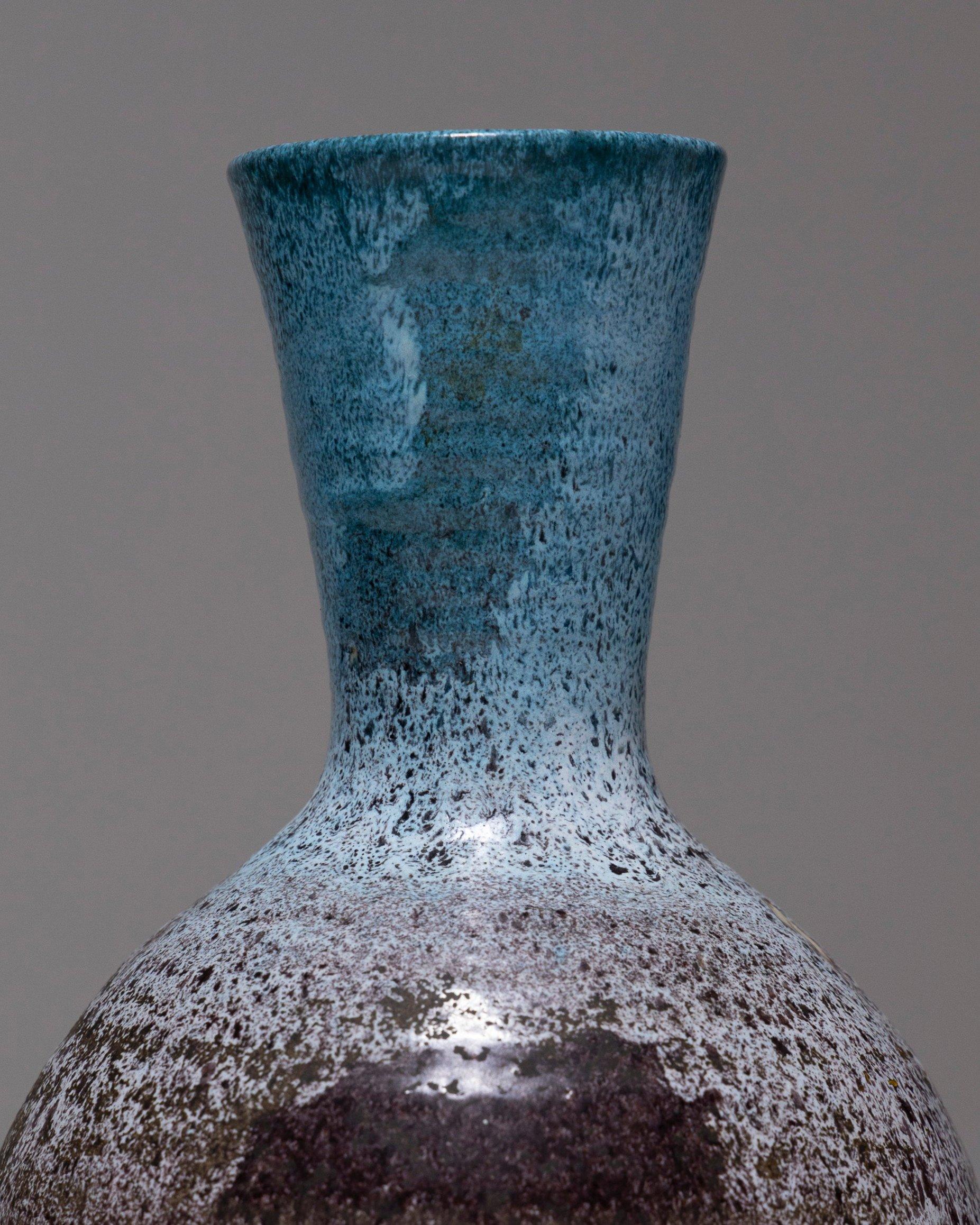 Vaso di terracotta della fabbrica Accolay degli anni '50, Borgogna, Francia. Corpo rotondo e collo conico, segni di tornio visibili sotto lo smalto marrone-grigio e blu maculato. Firmato 