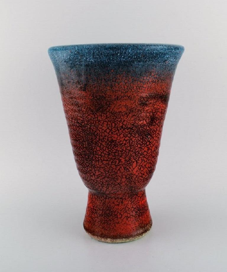 Accolay, Francia. Gran jarrón Art Déco de cerámica vidriada. Precioso esmalte en tonos rojos y azules. 1940s.
Medidas: 32,5 x 22,5 cm.
En excelente estado.
Firmado.
