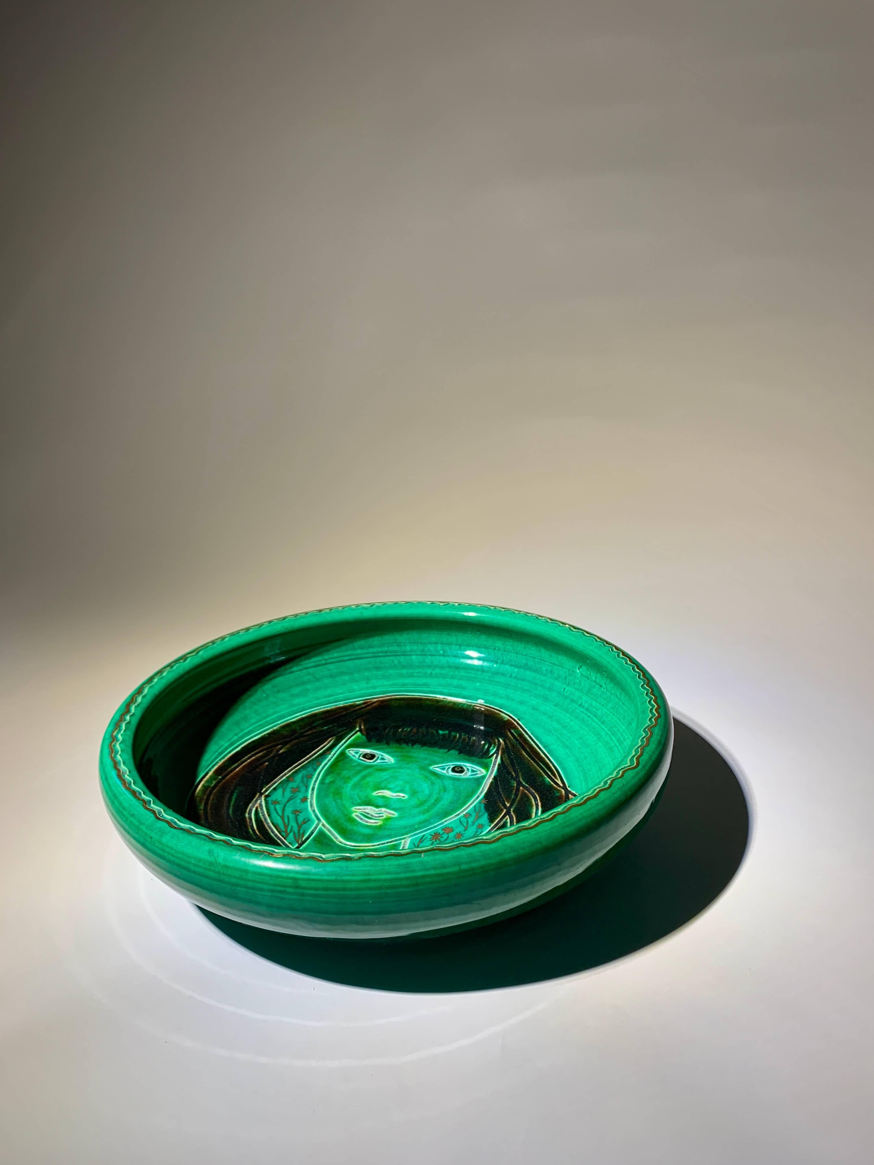 Impresionante cuenco de los años 50 de la marca francesa Accolay. 
Esta pieza decorativa única desprende encanto y capta la elegancia de la artesanía de mediados de siglo. La firma incisa con la doble 