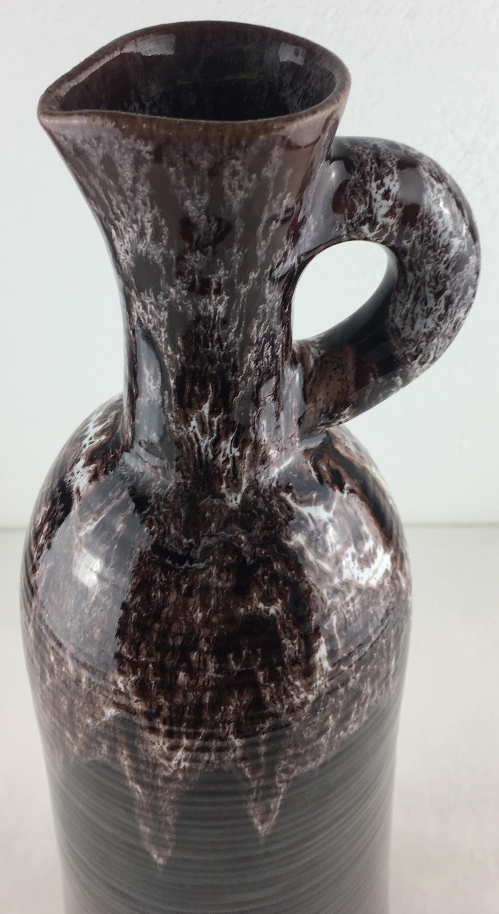 Une touche de charme moderne du milieu du siècle dernier : Vase pichet en céramique Accolay

Ce magnifique vase-pichet moderne du milieu du siècle, fabriqué par les célèbres potiers français Accolay, incarne l'élégance épurée de l'époque.  Fabriquée