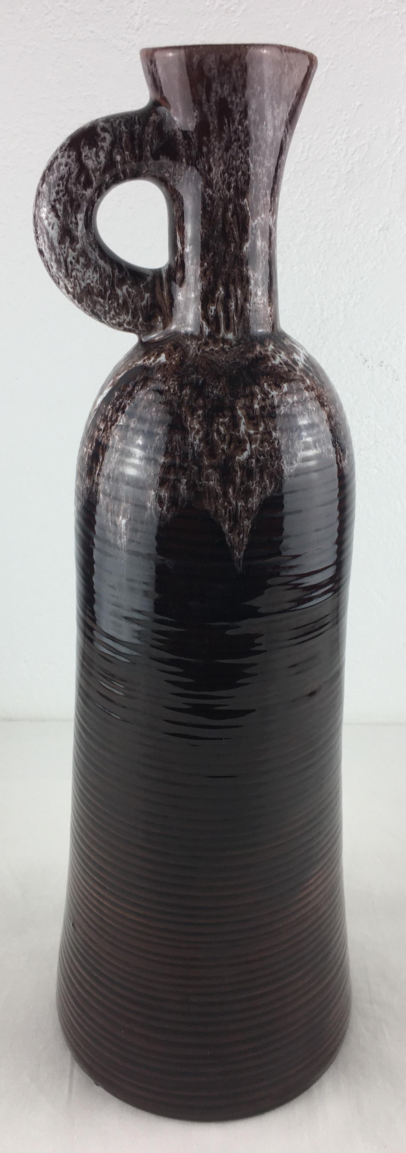 Mid-Century moderno Accolay Vaso francese in ceramica con manico, Vaso grande in ceramica marrone in vendita