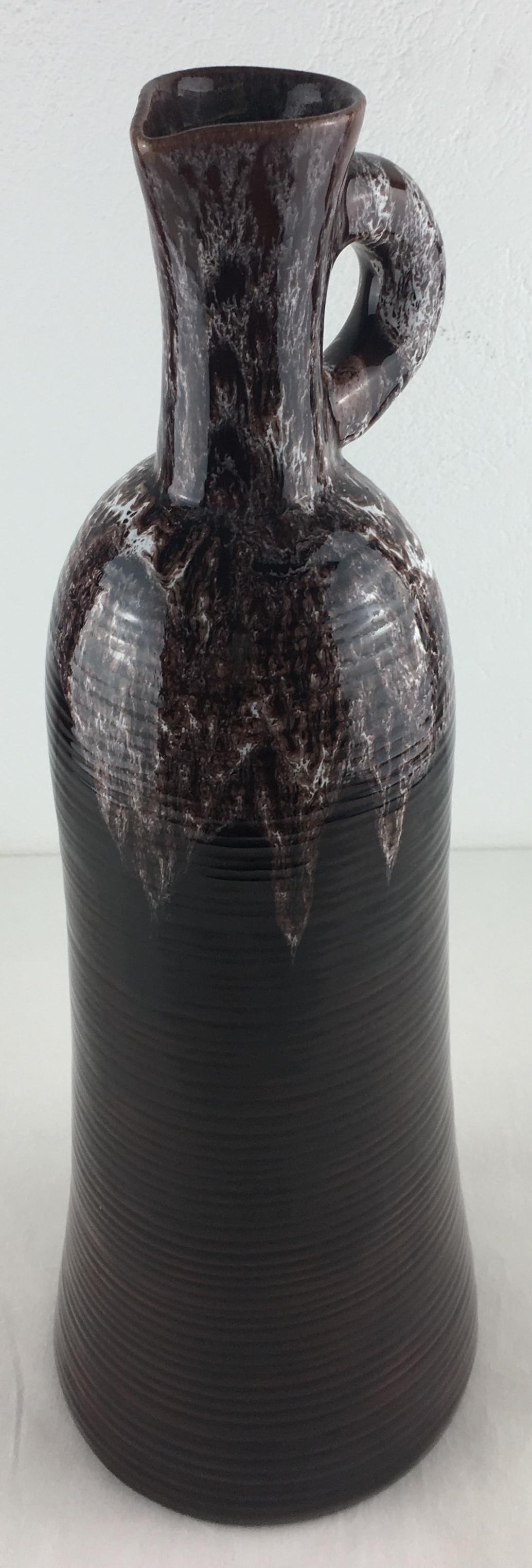 Smaltato Accolay Vaso francese in ceramica con manico, Vaso grande in ceramica marrone in vendita