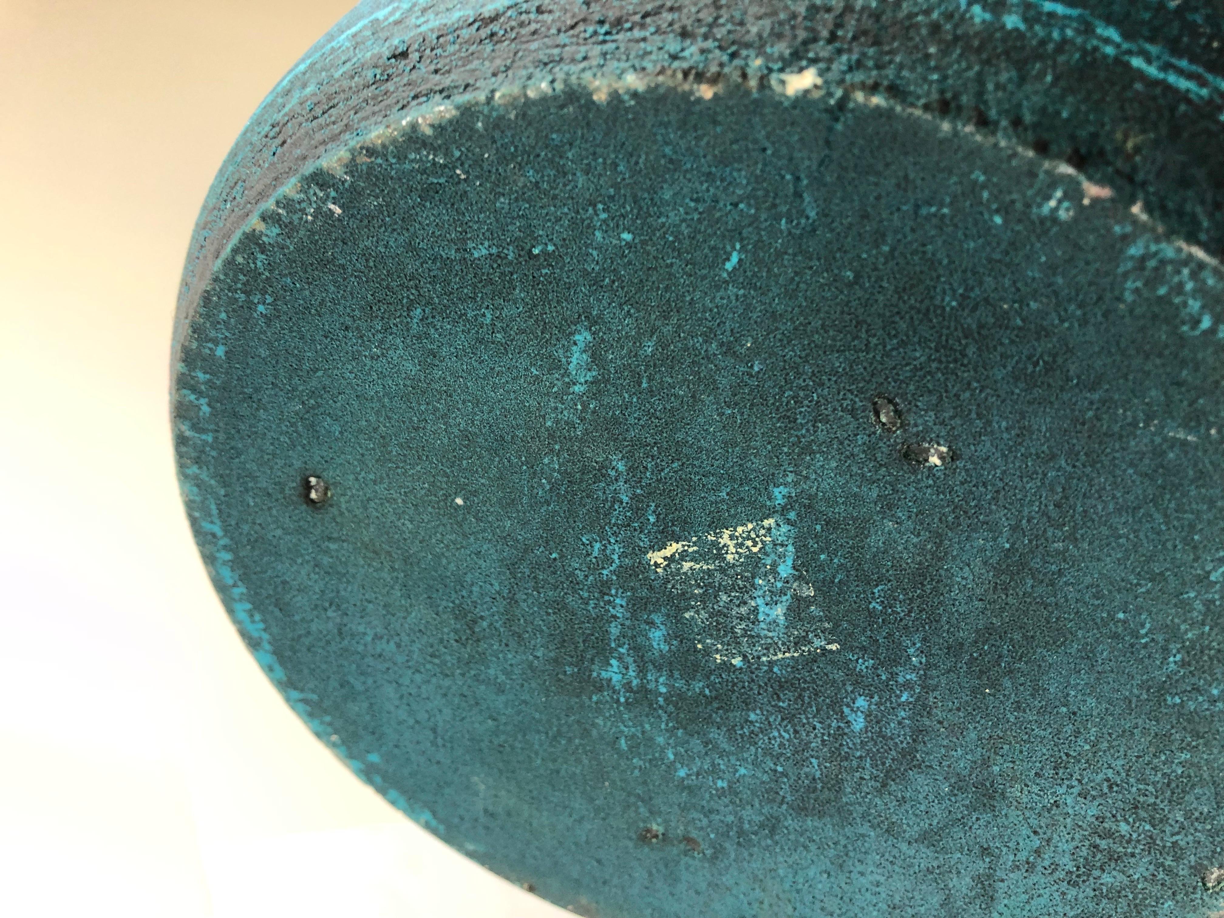 Une superbe lampe en céramique gauloise française d'Accolay datant d'environ 1960. 

Forme élégante et simpliste. 

La lampe est décorée de couleurs contrastées bleu mat avec un design en spirale.

Proposé en excellent état.

Hauteur sans