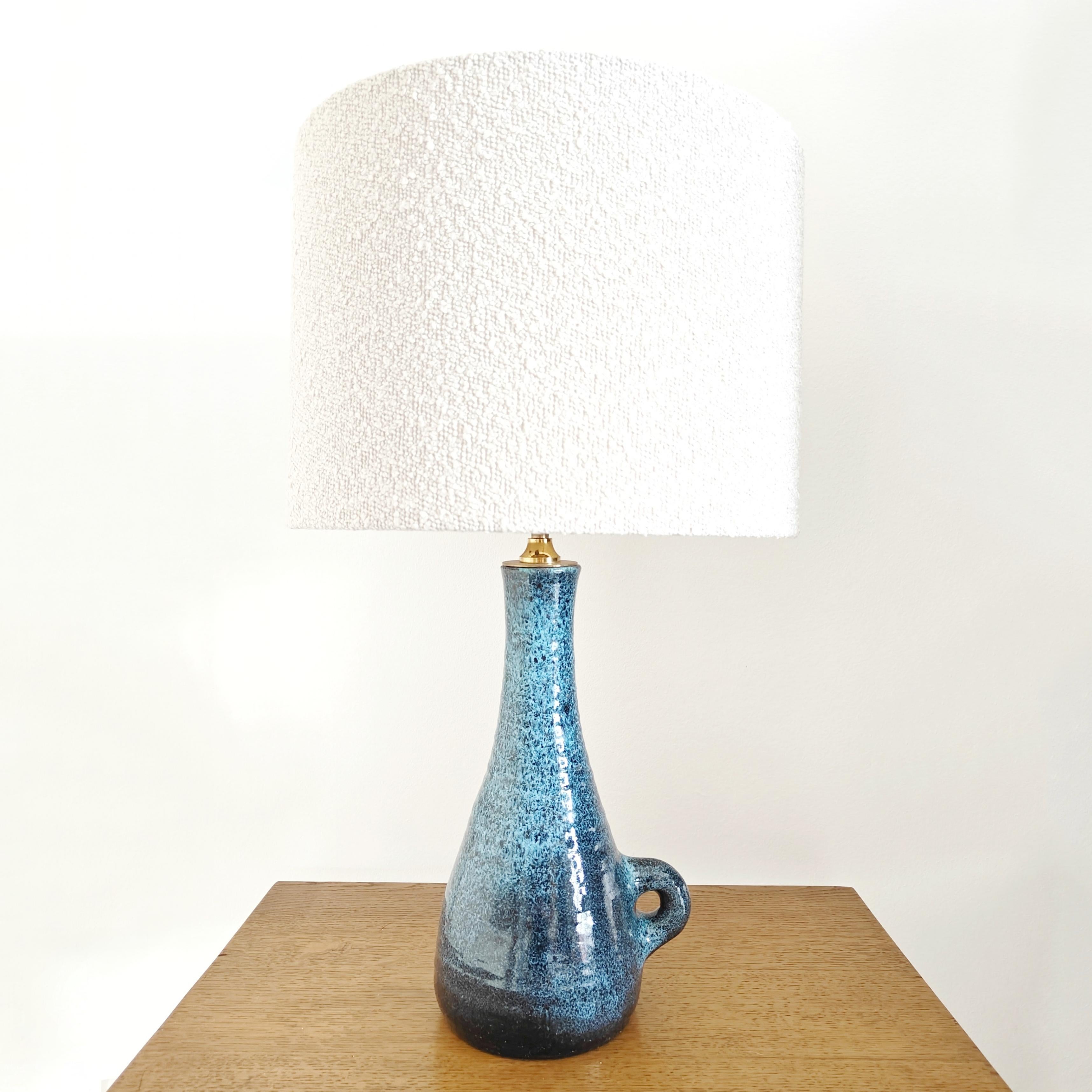 Beautiful 1960s ceramic lamp with enamel finish, made by the potters of Accolay. 
This lamp is adorned with speckled blues and features a decorative handle, resembling some works by Jacques Blin.
Its dimensions are ideal for a chic decoration. The