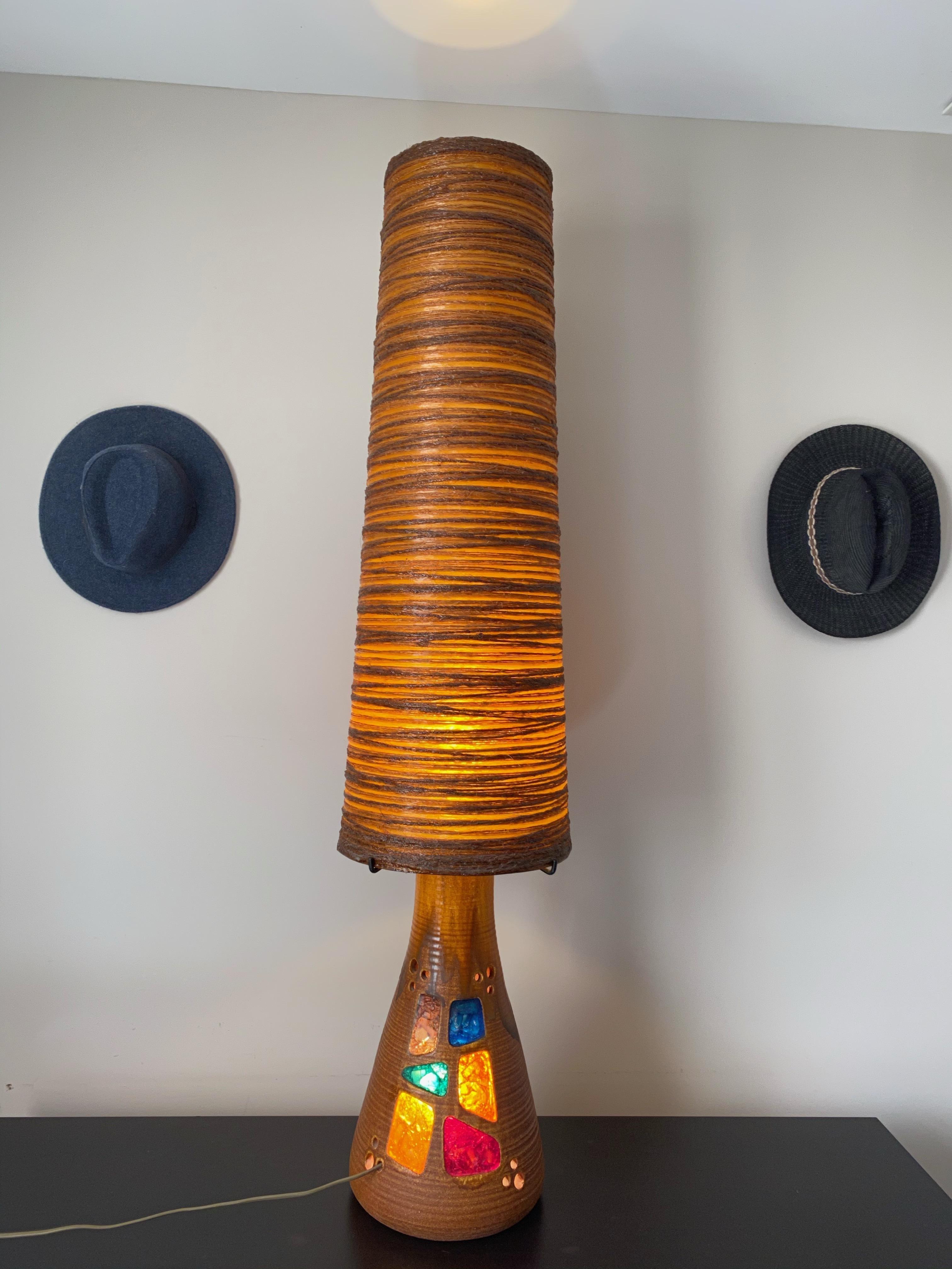 Important accolay lamp dans le style de georges pelletier in vintage 1970 ceramic. Resin lampshade, colored resin cabochon in the base. The lamp has double lighting. Very good condition.

Georges Pelletier was born in Brussels on 10.09.1938.
He