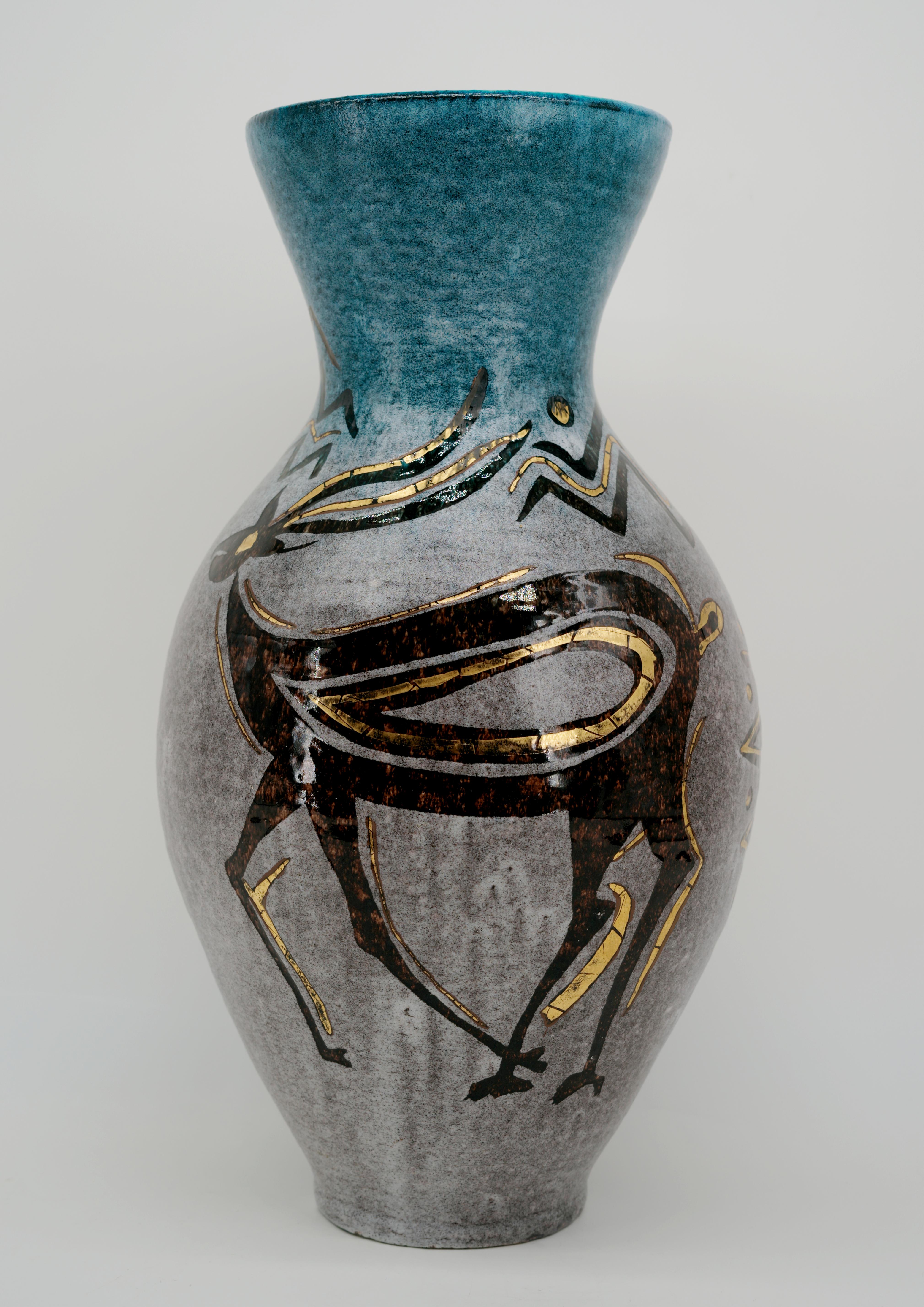 Vaso grande in gres francese di metà secolo Museal di Accolay, 1950. Scena di caccia africana. Un sorprendente e raro vaso francese di metà secolo in gres di Accolay, risalente agli anni Cinquanta. Questo imponente vaso a forma di balaustro presenta