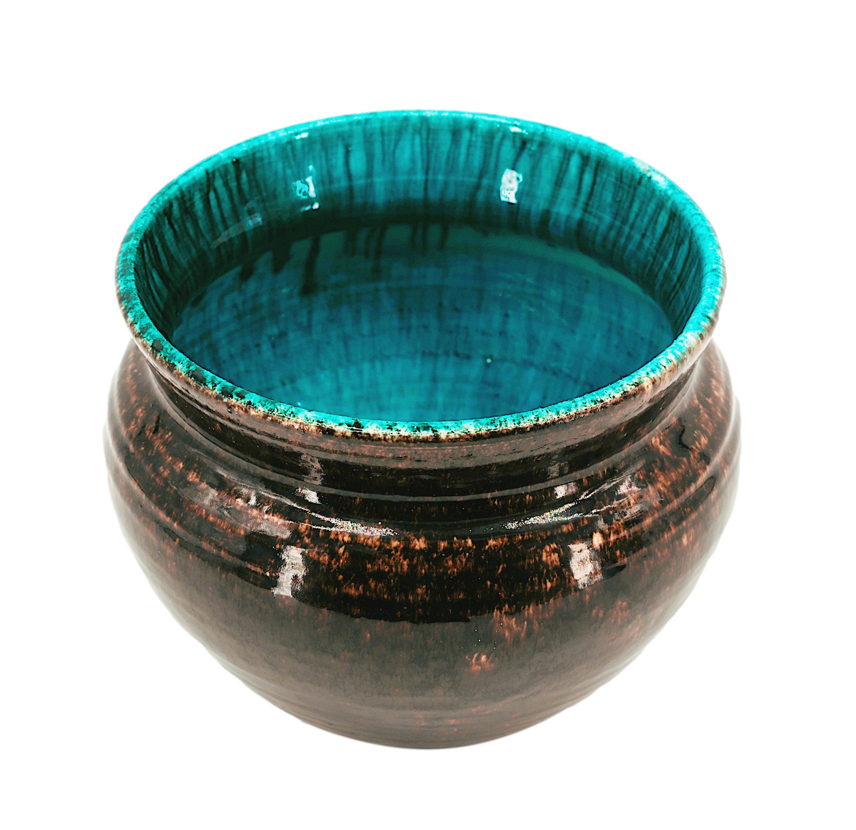 Vaso a fioriera francese della metà del secolo scorso di ACCOLAY, Francia, anni '50. Linee concentriche. Verde, marrone e viola. Antracite maculato. Altezza: 16 cm (6.3