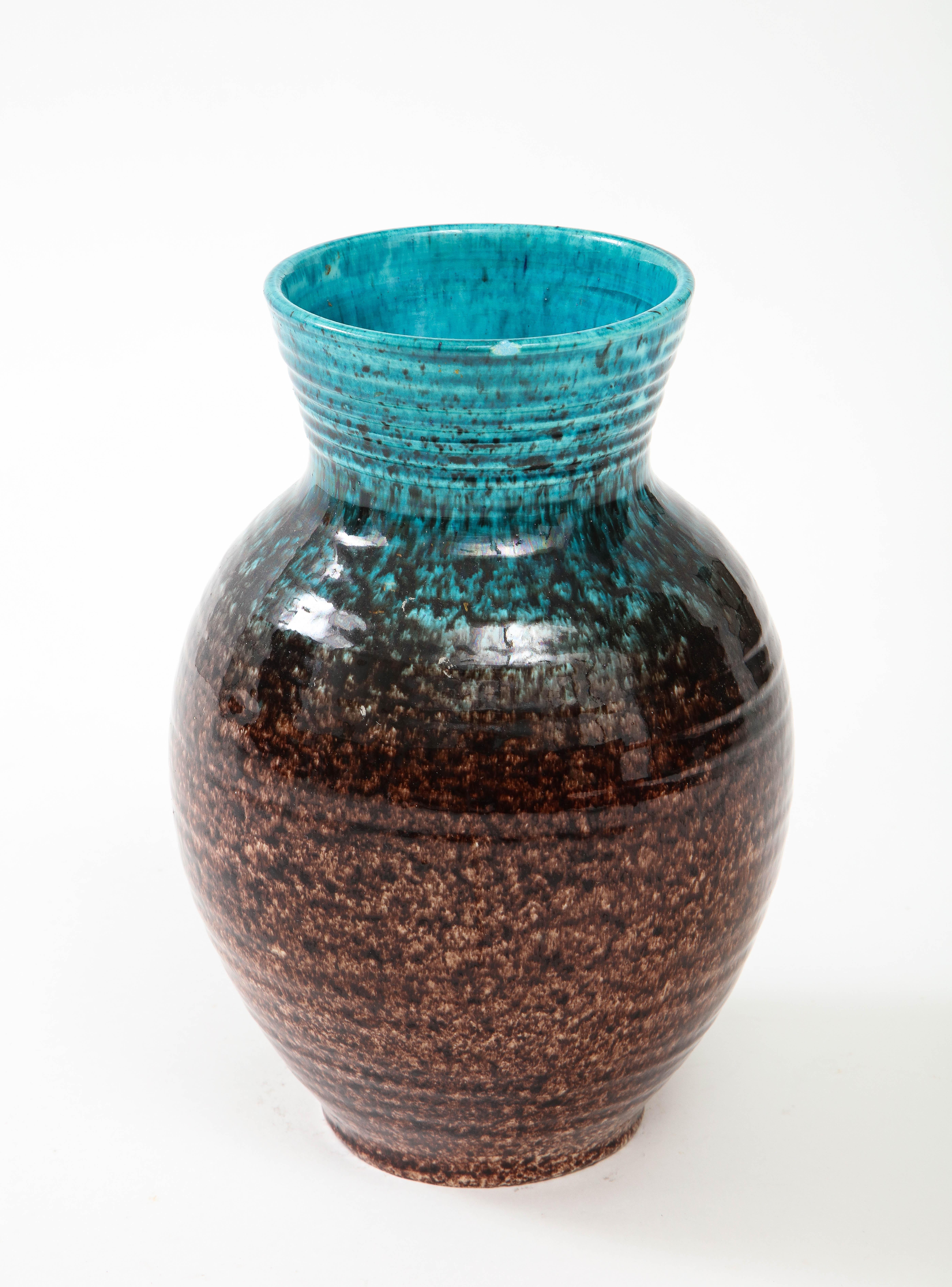 Vase en poterie française du milieu du siècle, fabriqué à la main, présentant un superbe effet d'ombre de glaçure turquoise et brune. Signé en bas.