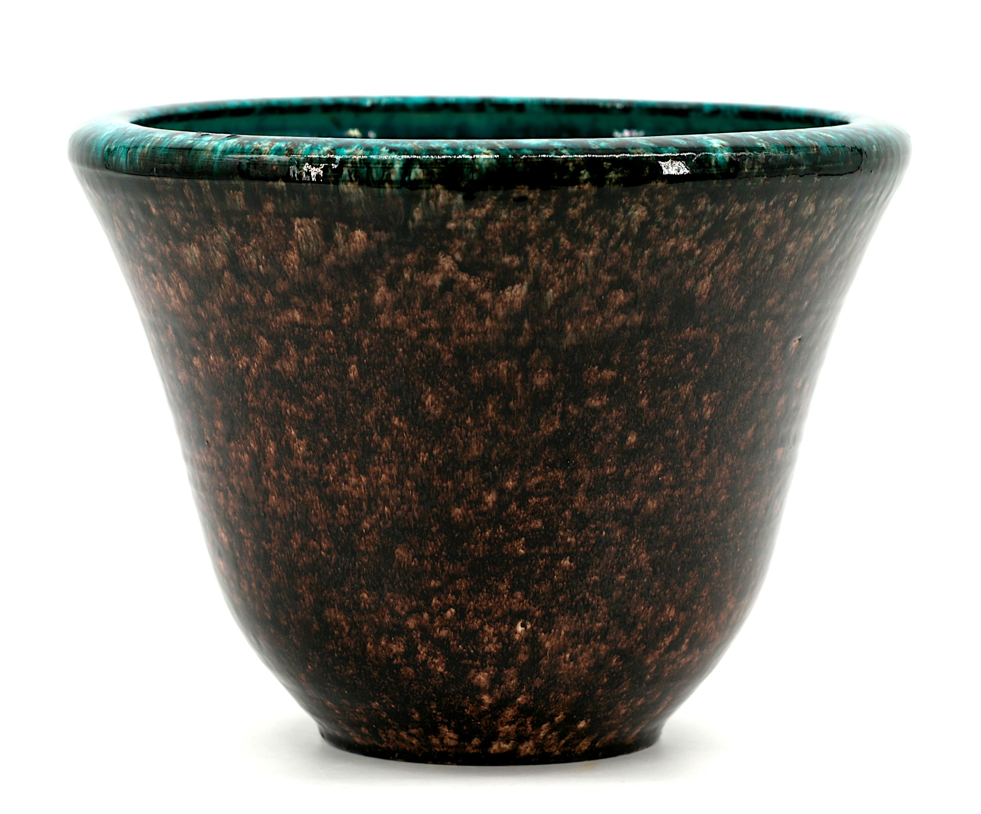 Cachepot in gres francese del Midcentury di ACCOLAY, Francia, anni '50. Linee concentriche. Varia dal marrone al viola a seconda della luce che si trova all'esterno. Greene & Greene all'interno. Altezza: 21 cm (8,3