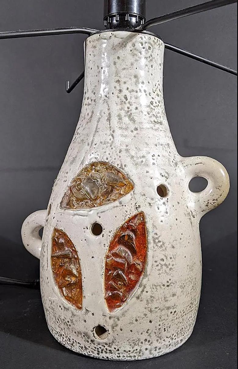Accolay, Tischlampe in Balusterform aus beige glasierter Keramik mit Griffen, die mit drei Blättern aus orangefarbenem Harz verziert sind, darunter die Aufschrift 