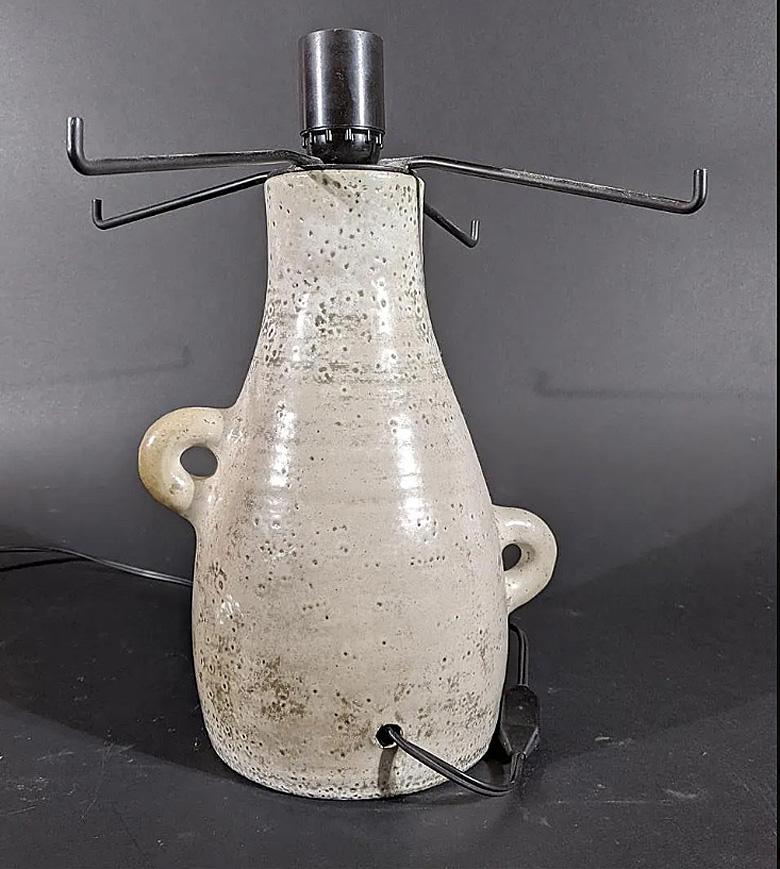 Accolay, Tischlampe mit glasiertem Keramiksockel, um 1950 (Moderne der Mitte des Jahrhunderts) im Angebot