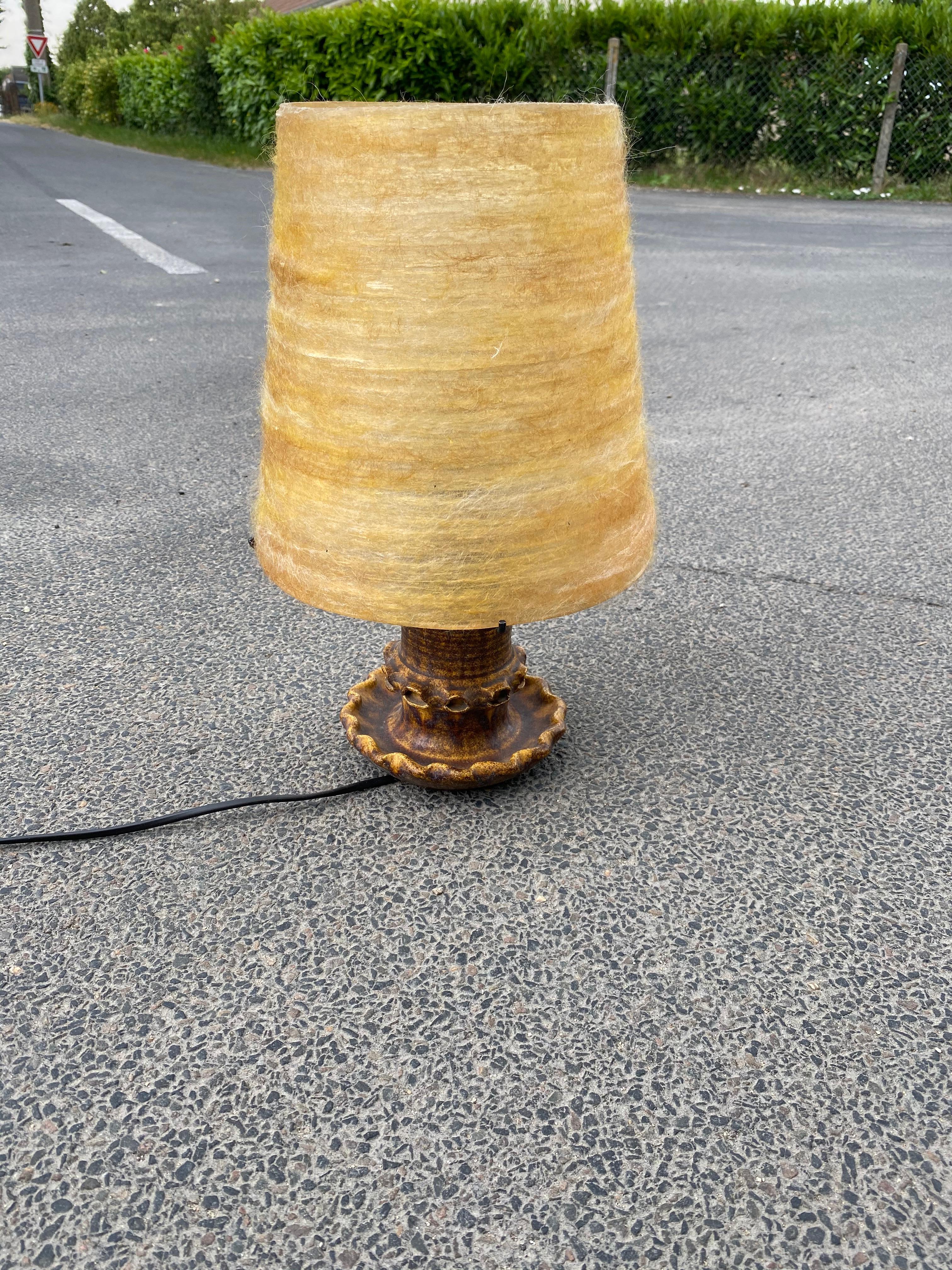 Milieu du XXe siècle Accolay:: lampe de table avec base en céramique émaillée:: circa 1950 en vente