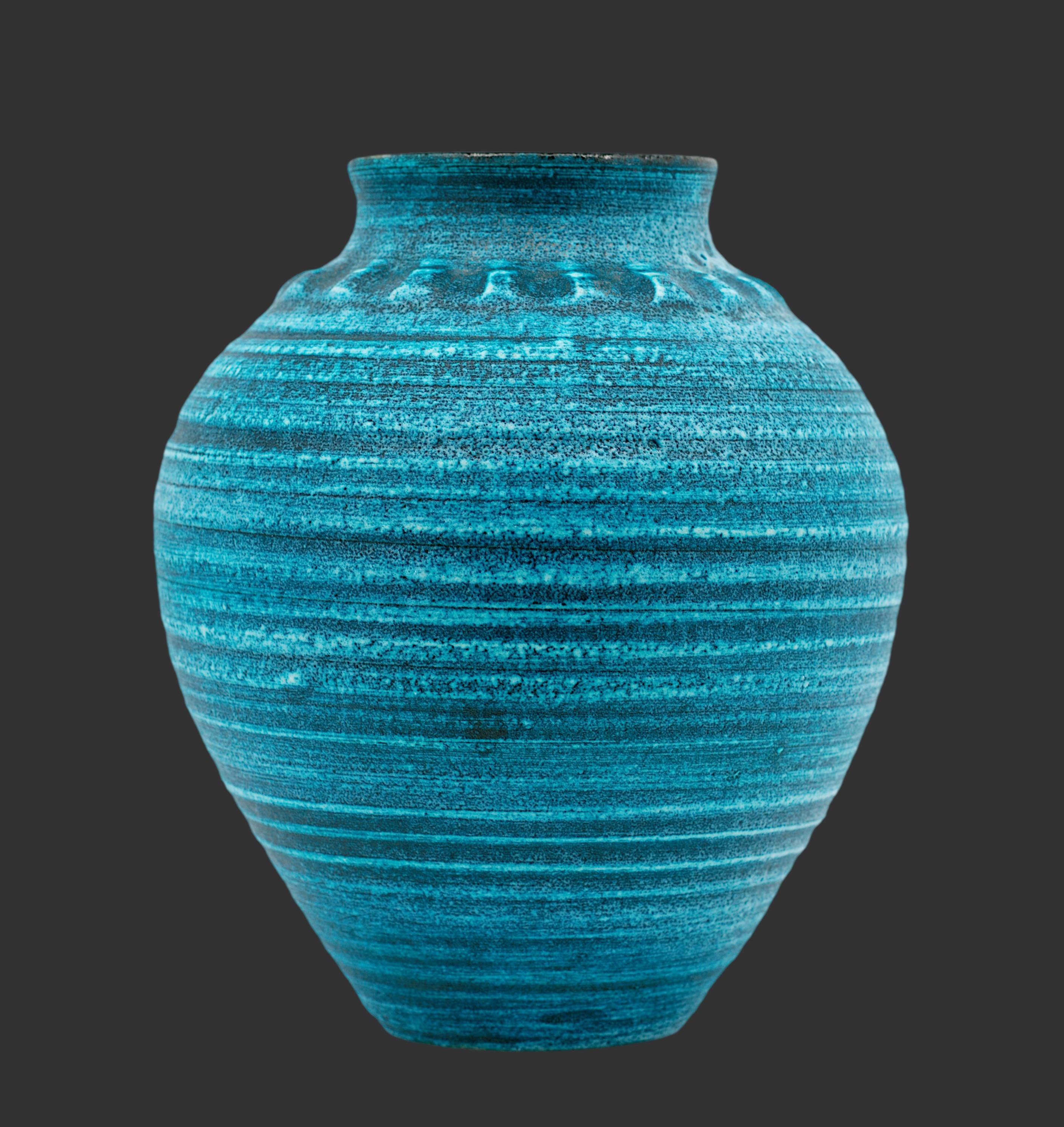 Jarrón francés de mediados de siglo de Accolay, Francia, años 50. Jarrón de círculos concéntricos azul turquesa. Altura 25 cm, diámetro 17 cm. Firmado 