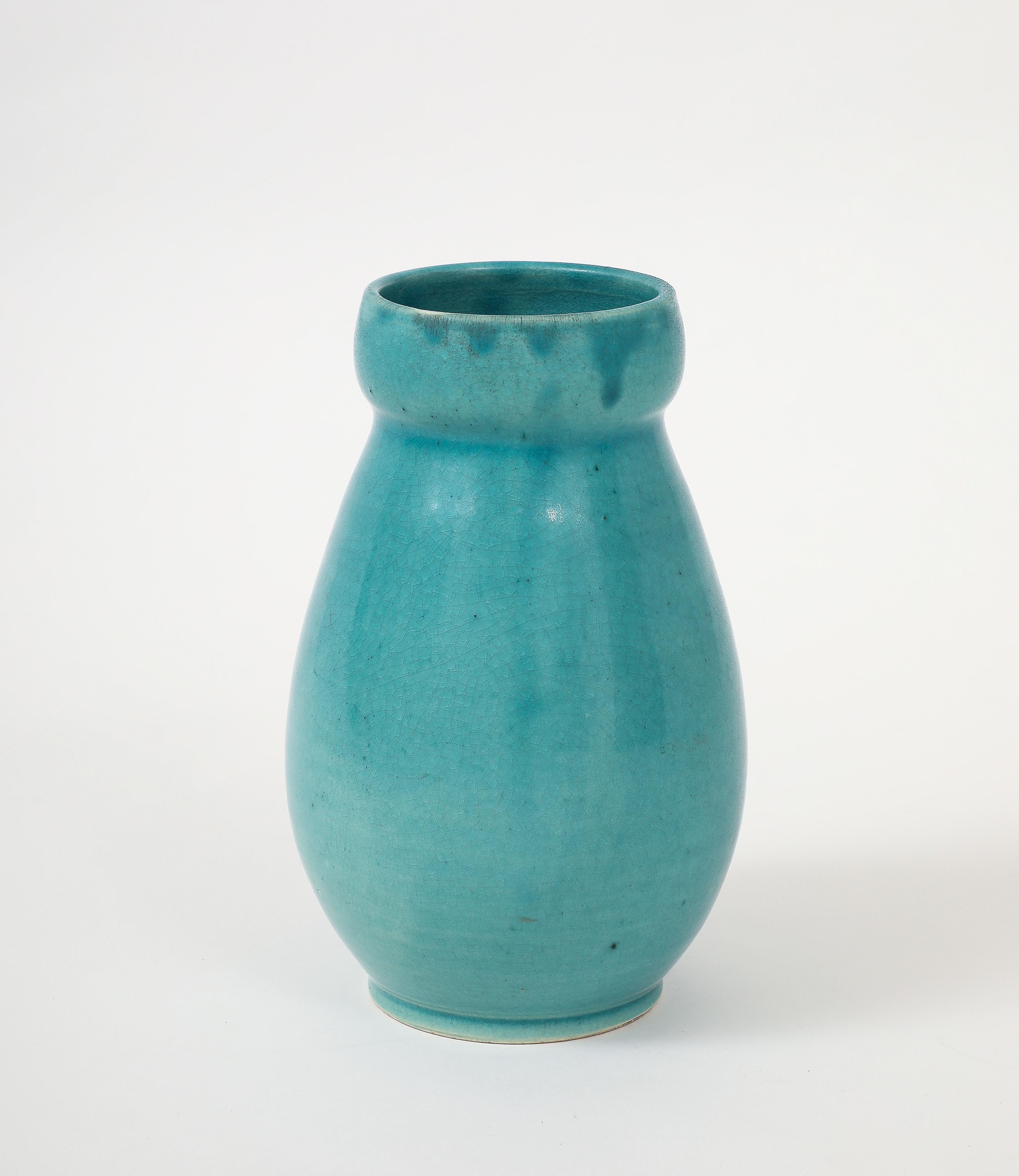 Squisito vaso francese modernista in ceramica smaltata opaca con un vivace smalto turchese. Firmato