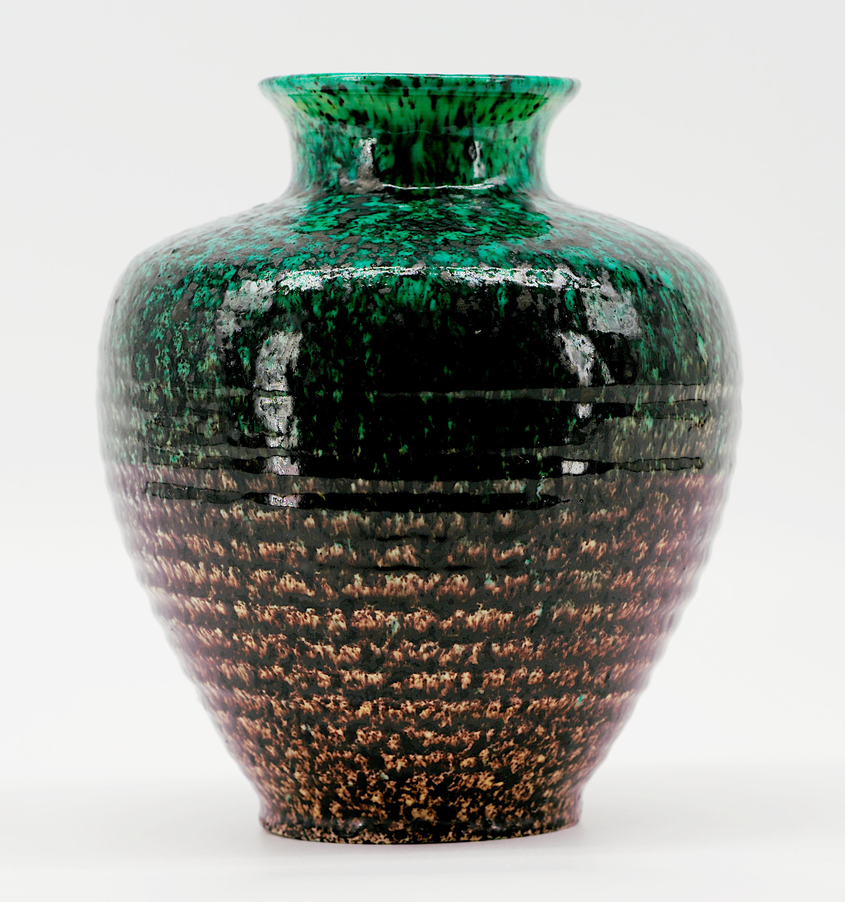 Beautiful French Mid-century vase by ACCOLAY, France, 1950s. Concentric lines. Green, brown and purple. Anthracite speckled.. Height : 20cm (7.9