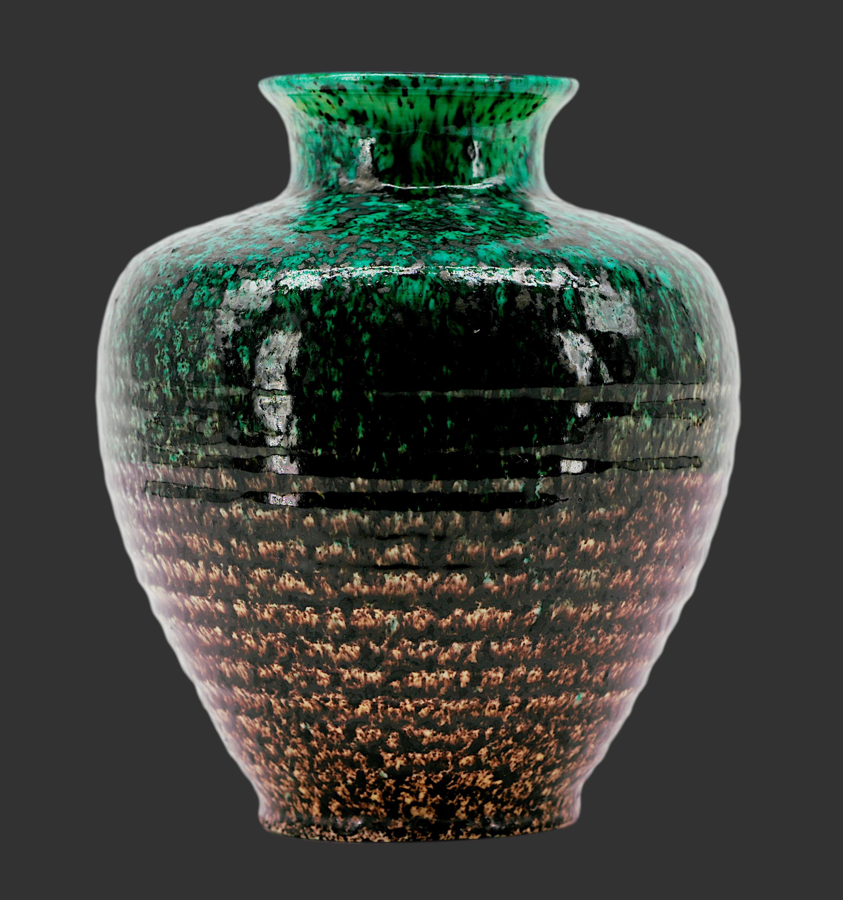 Bellissimo vaso francese di metà secolo di ACCOLAY, Francia, anni '50. Linee concentriche. Verde, marrone e viola. Antracite maculato... Altezza: 20 cm (7.9