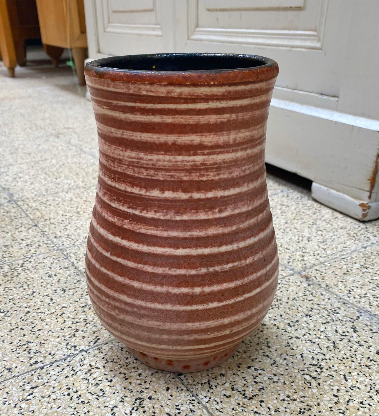 Vase aus Ton mit Akzent, um 1960, die Farbe ist Rosa / Braun im Angebot 3