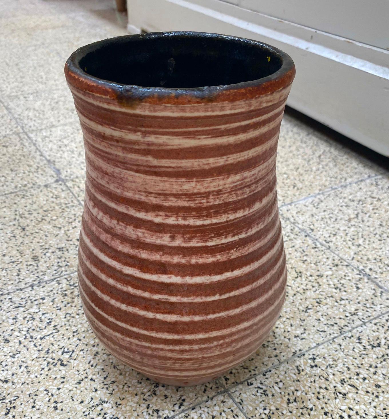 Accolay-Vase, um 1960
die Farbe ist rosa/braun.