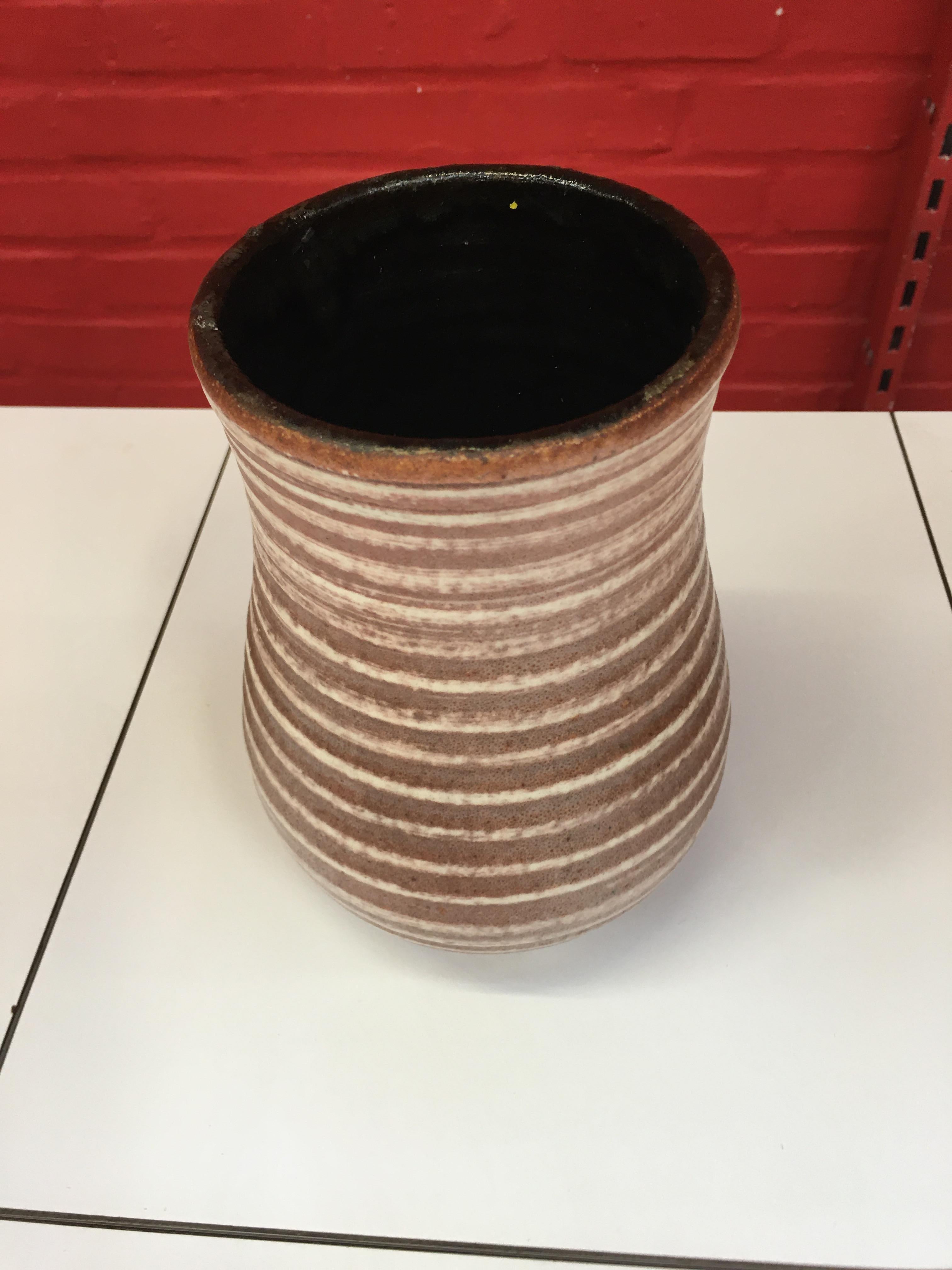 Vase aus Ton mit Akzent, um 1960, die Farbe ist Rosa / Braun (Moderne der Mitte des Jahrhunderts) im Angebot