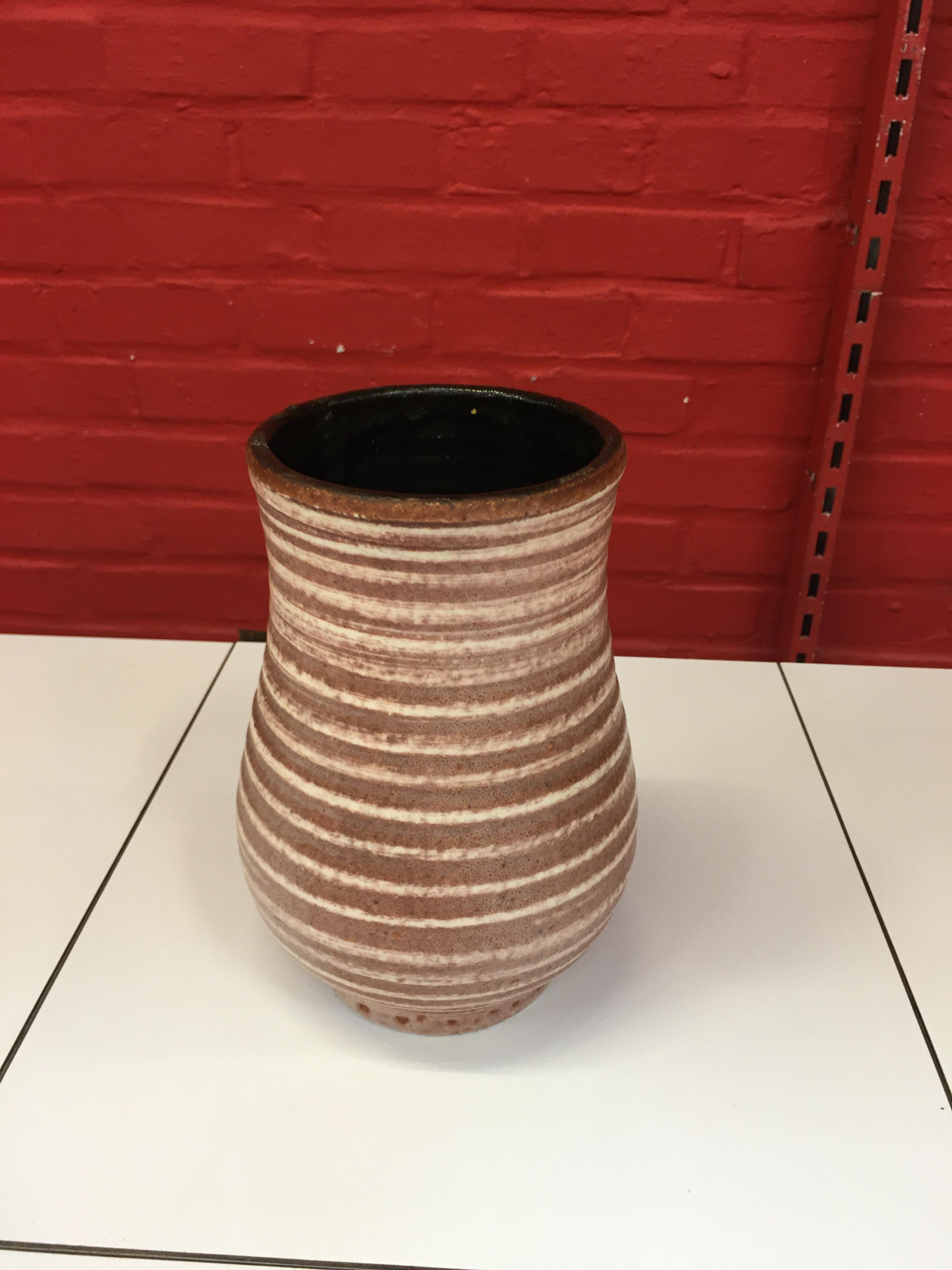Vase aus Ton mit Akzent, um 1960, die Farbe ist Rosa / Braun (Keramik) im Angebot