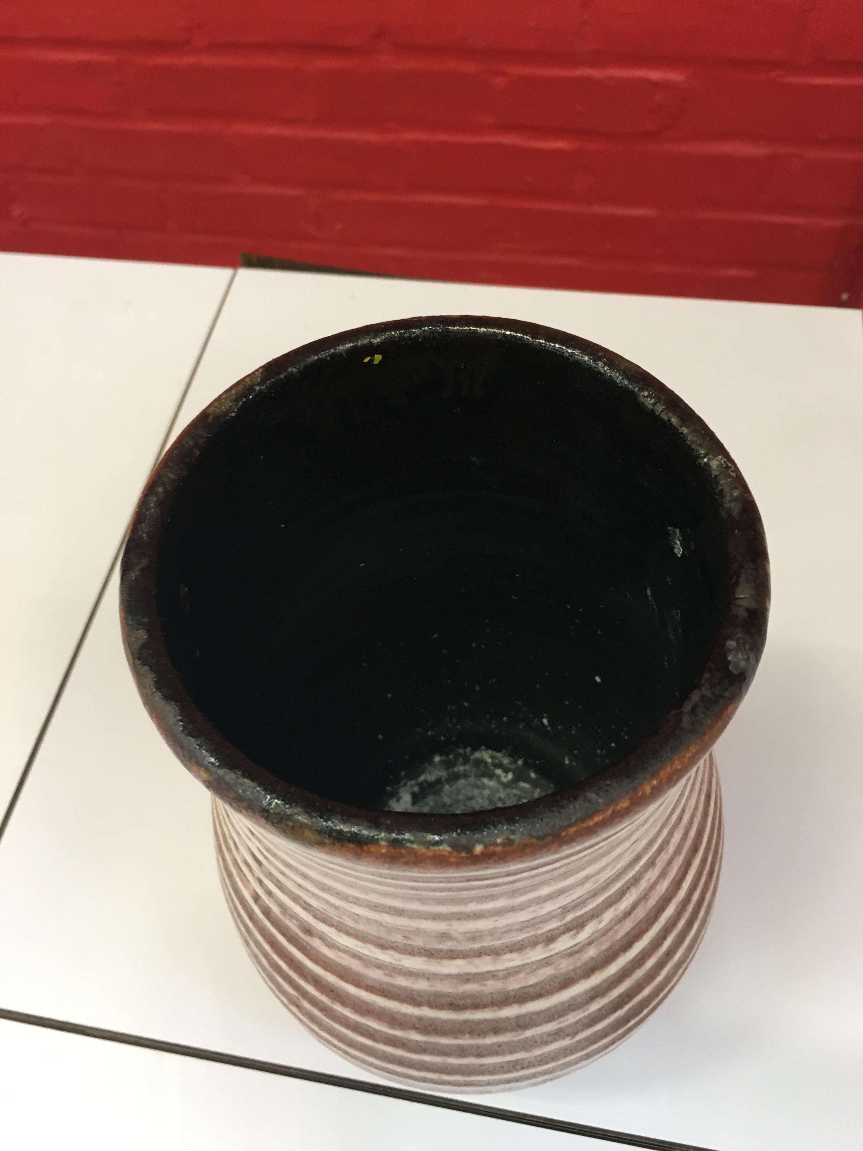 Vase aus Ton mit Akzent, um 1960, die Farbe ist Rosa / Braun im Angebot 1