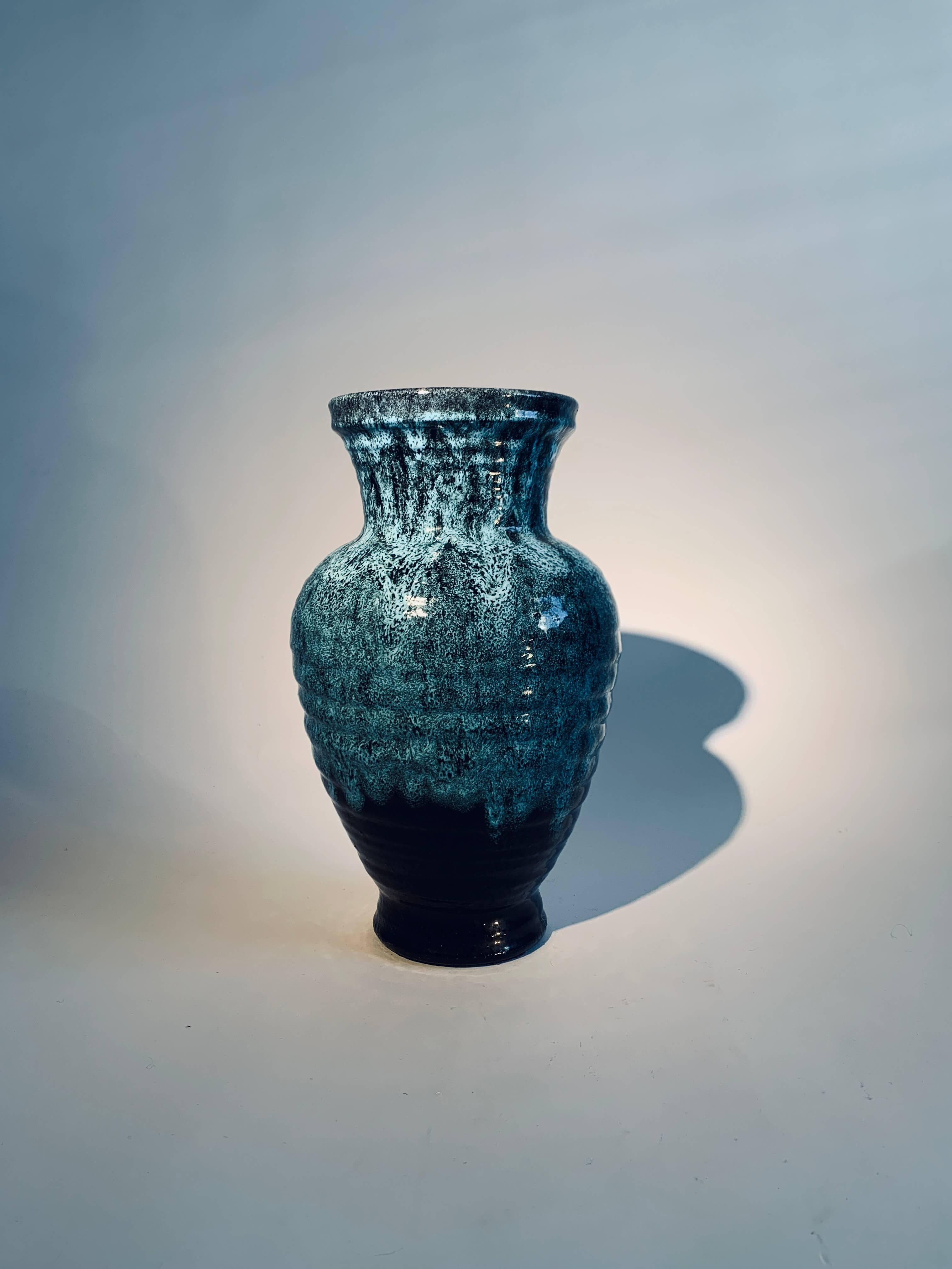 Un grand vase en céramique avec une superbe glaçure bleue et noire.
Signé, en très bon état.
Accolay, France, vers 1960