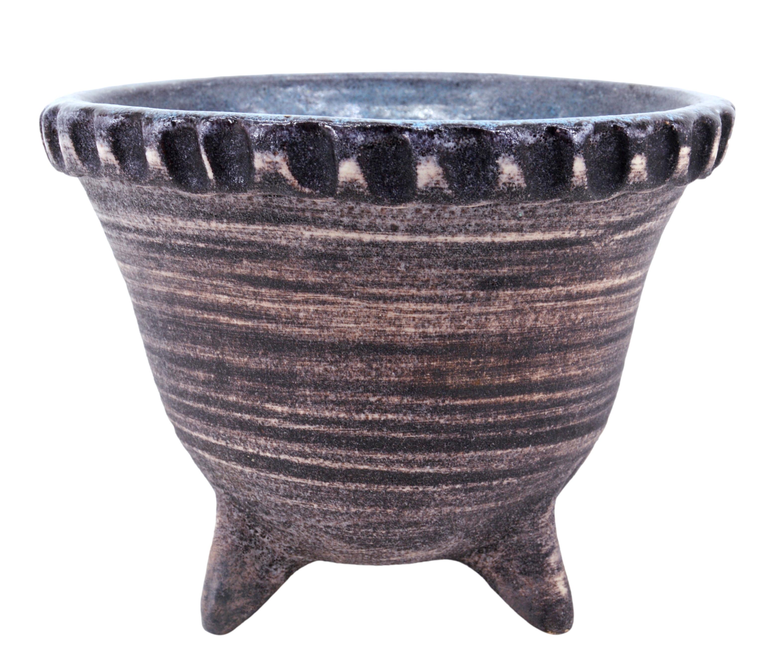 Vaso da fiori / fioriera / cachepot francese a treppiede della metà del secolo scorso di Accolay, Francia, anni 1950. Vaso a cerchi concentrici viola. Misure: Altezza: 20,4 cm (8
