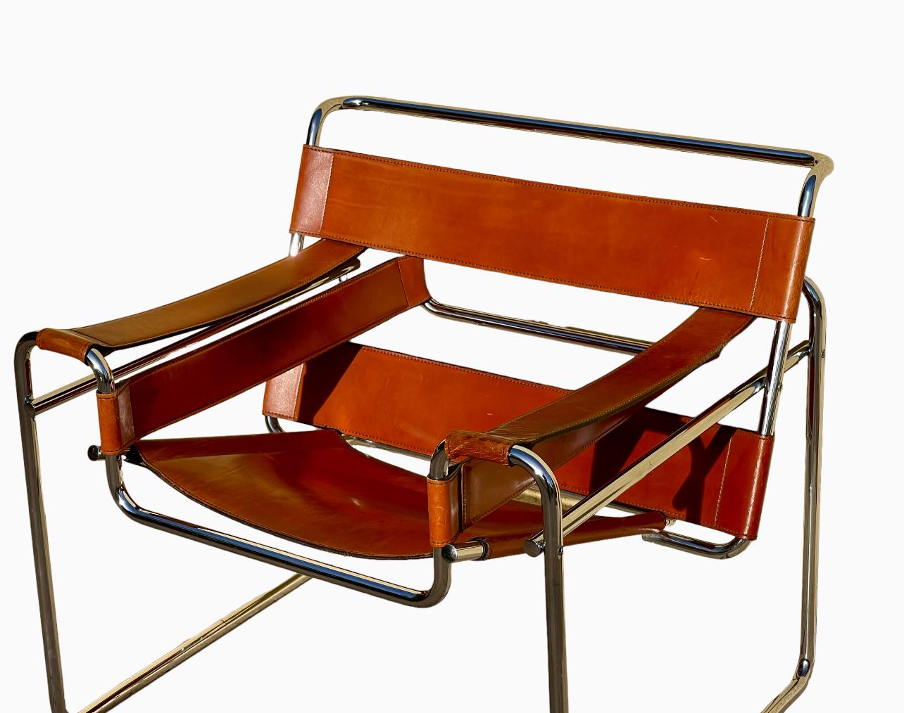 Superbe chaise Wassily avec cuir cognac d'origine et structure tubulaire en métal plié et chromé. Cette chaise est une réédition datant de 1970. Il est en très bon état, sans tache ni oxydation.

La chaise Wassily, également connue sous le nom de