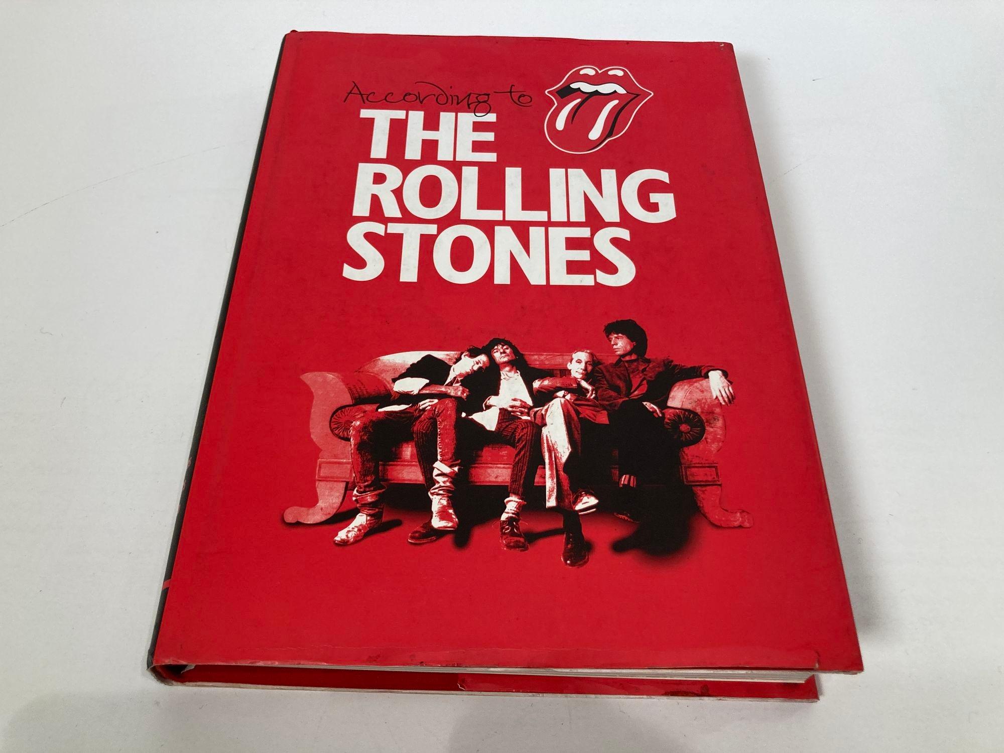 
Die Rolling Stones, ACCORDING TO THE ROLLING STONES.
Kalifornien: Chronicle Books, 2003. Erste Ausgabe; Erster Druck. Hardcover.
Großes Hardcover-Buch. 12 x 9 x 1,6 Zoll; 360 Seiten.
Gedruckte Unterschriften von allen, großartiges Rock N