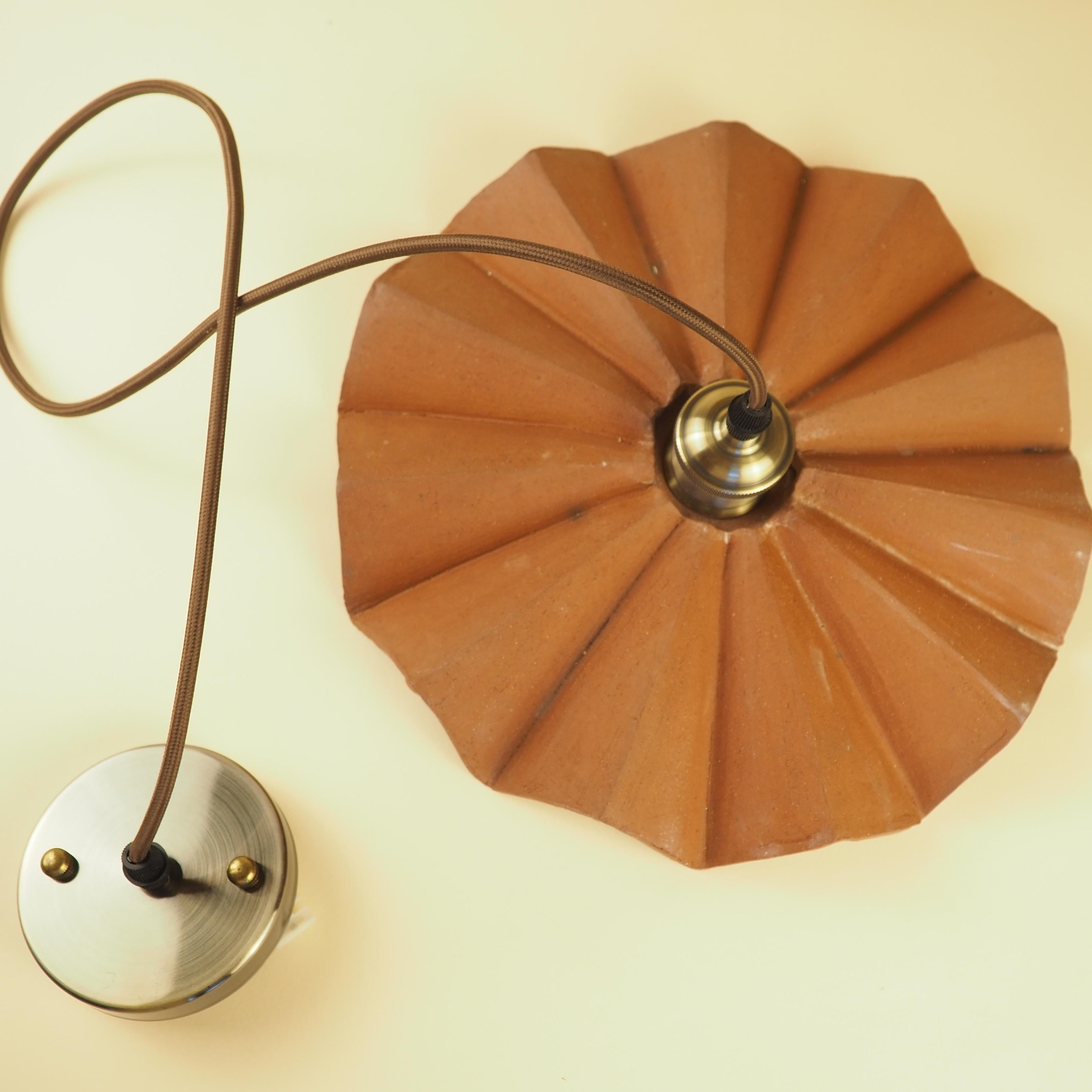 Accordion Pendelleuchte von Nani Goods, Contemporary Ceramic Pendelleuchte (21. Jahrhundert und zeitgenössisch) im Angebot
