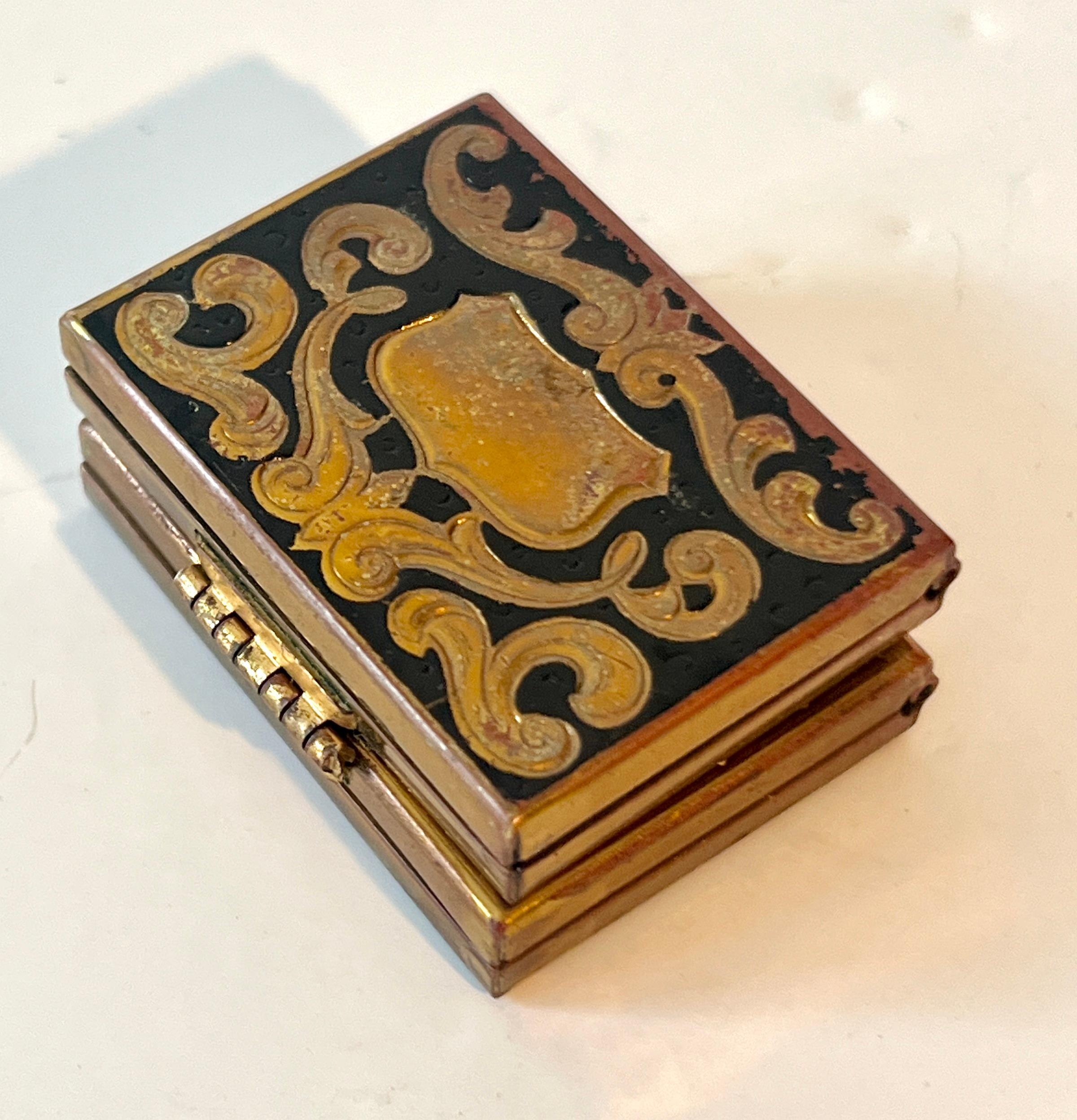 Marco de viaje o de cabecera estilo acordeón de latón y esmalte.  Contiene cuatro fotos.  Se abre y se cierra como un libro o un acordeón.

Un complemento para cualquier escritorio o puesto de trabajo, la cabecera de la cama o mientras viajas. 