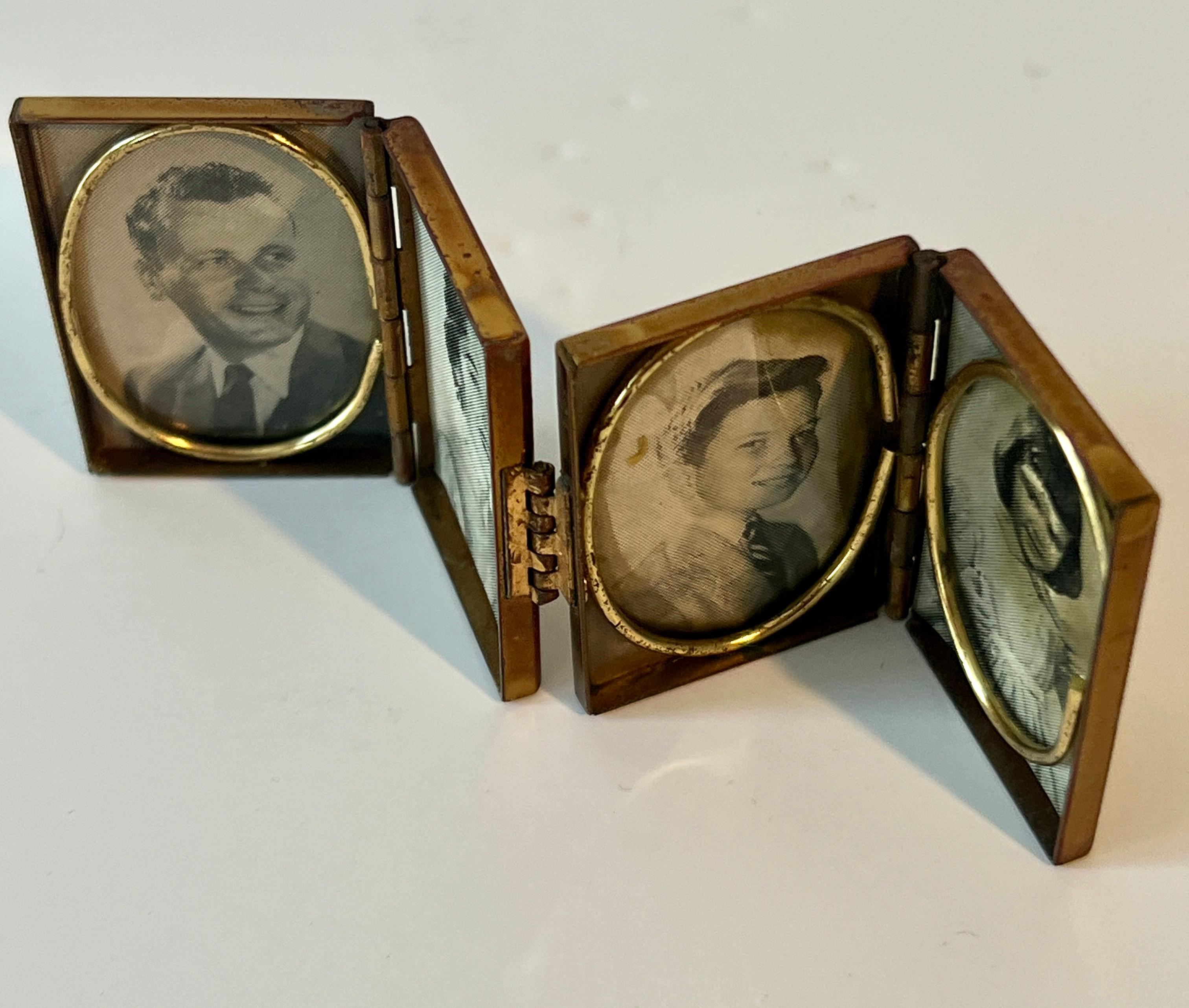 Marco de latón y esmalte estilo acordeón con capacidad para cuatro fotos Victoriano en venta