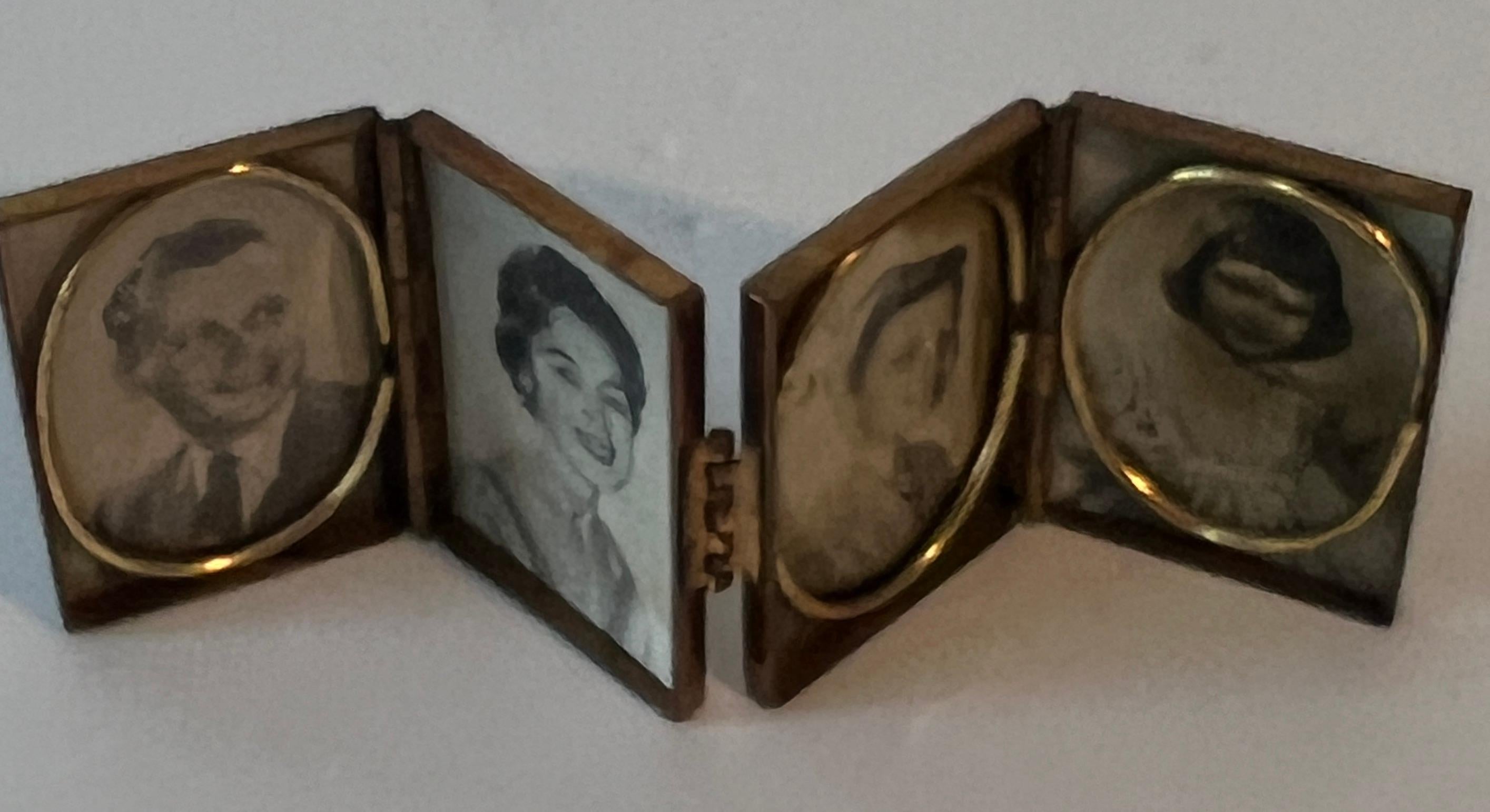 Marco de latón y esmalte estilo acordeón con capacidad para cuatro fotos Hecho a mano en venta