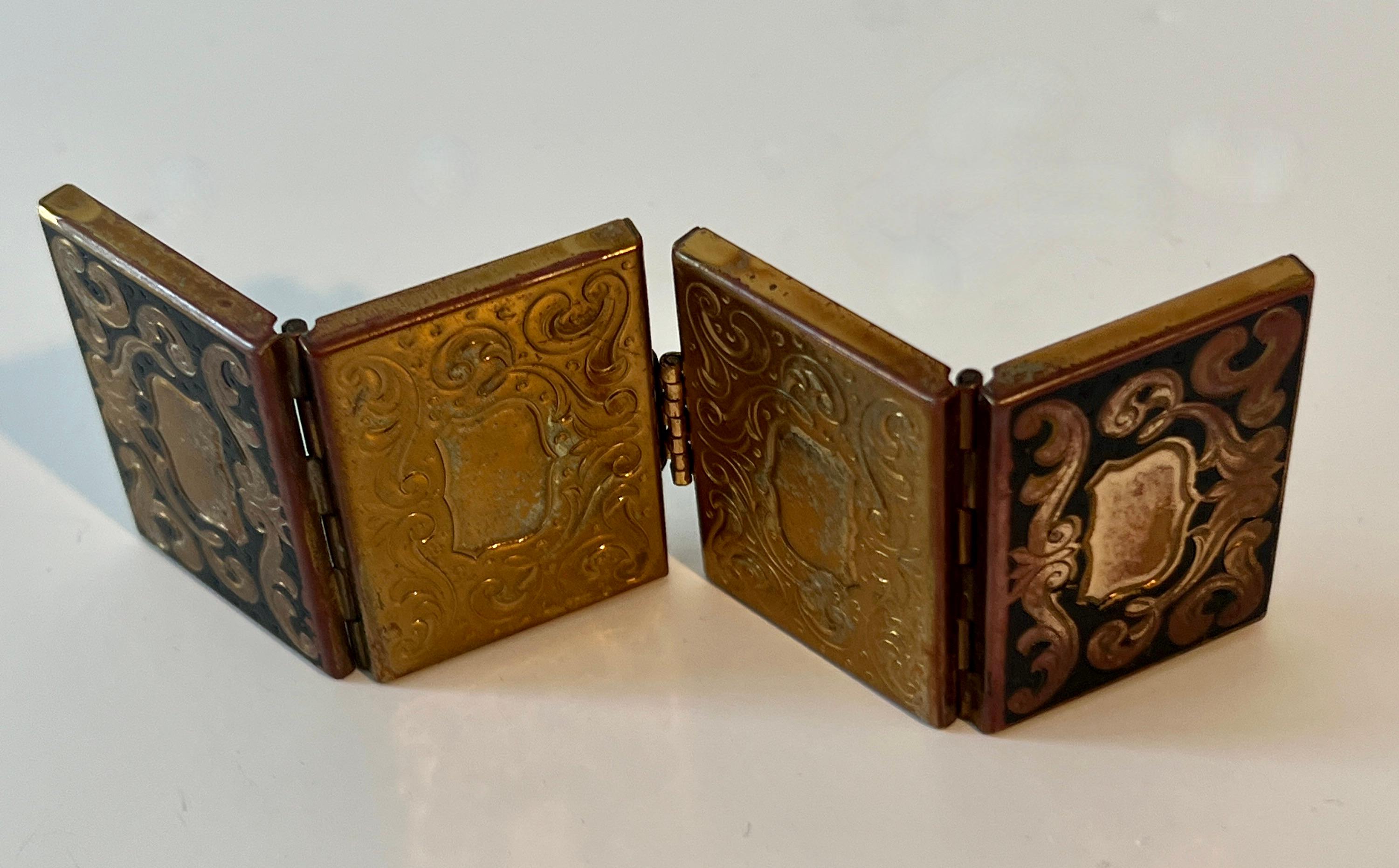Marco de latón y esmalte estilo acordeón con capacidad para cuatro fotos en Bueno estado para la venta en Los Angeles, CA