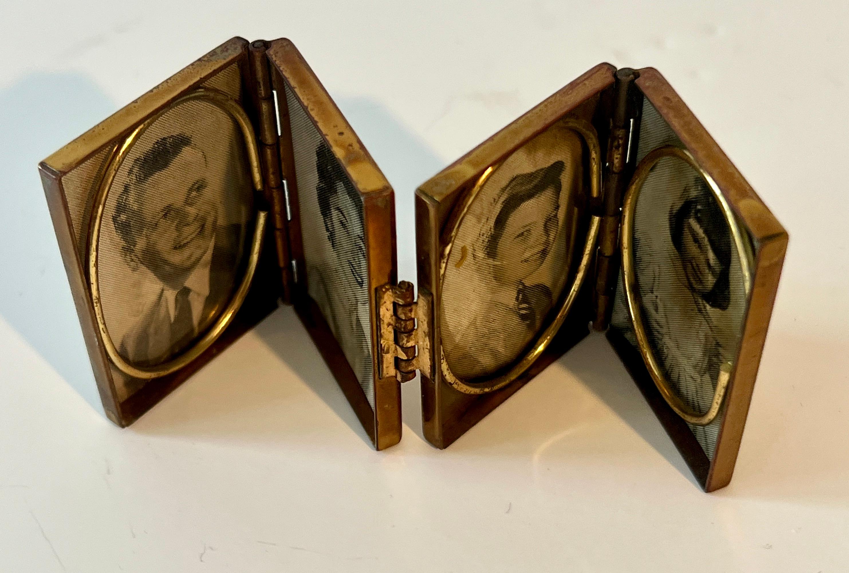 Marco de latón y esmalte estilo acordeón con capacidad para cuatro fotos siglo XX en venta